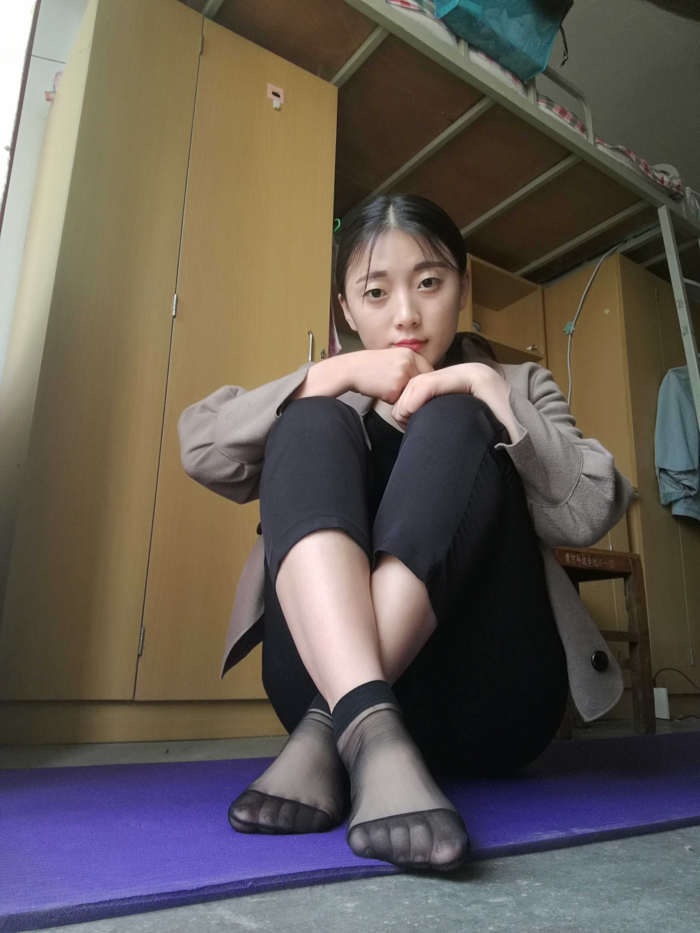 《大学宿舍越拍丝袜脚》作品图