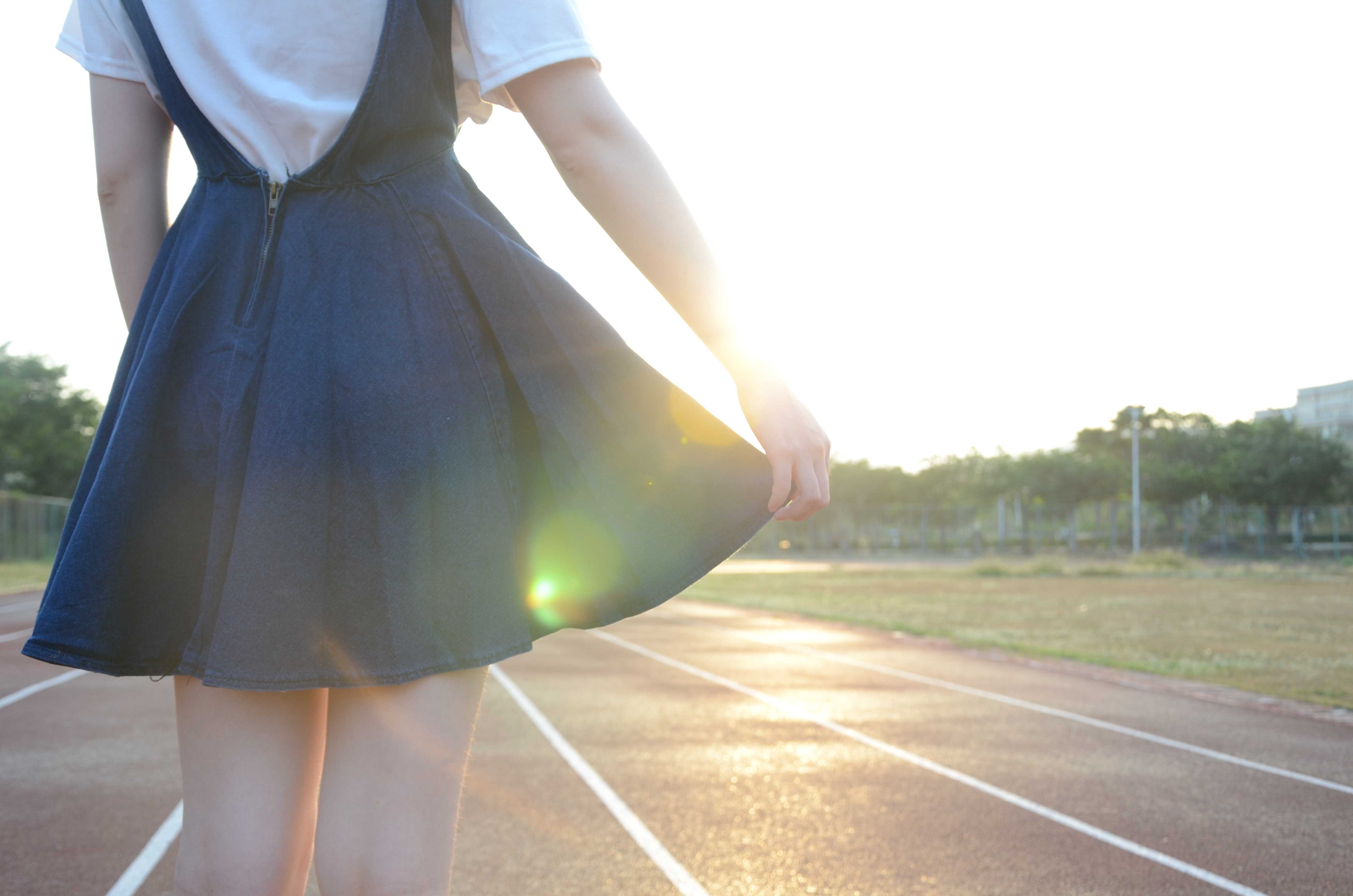 《操场赤足学姐》作品图