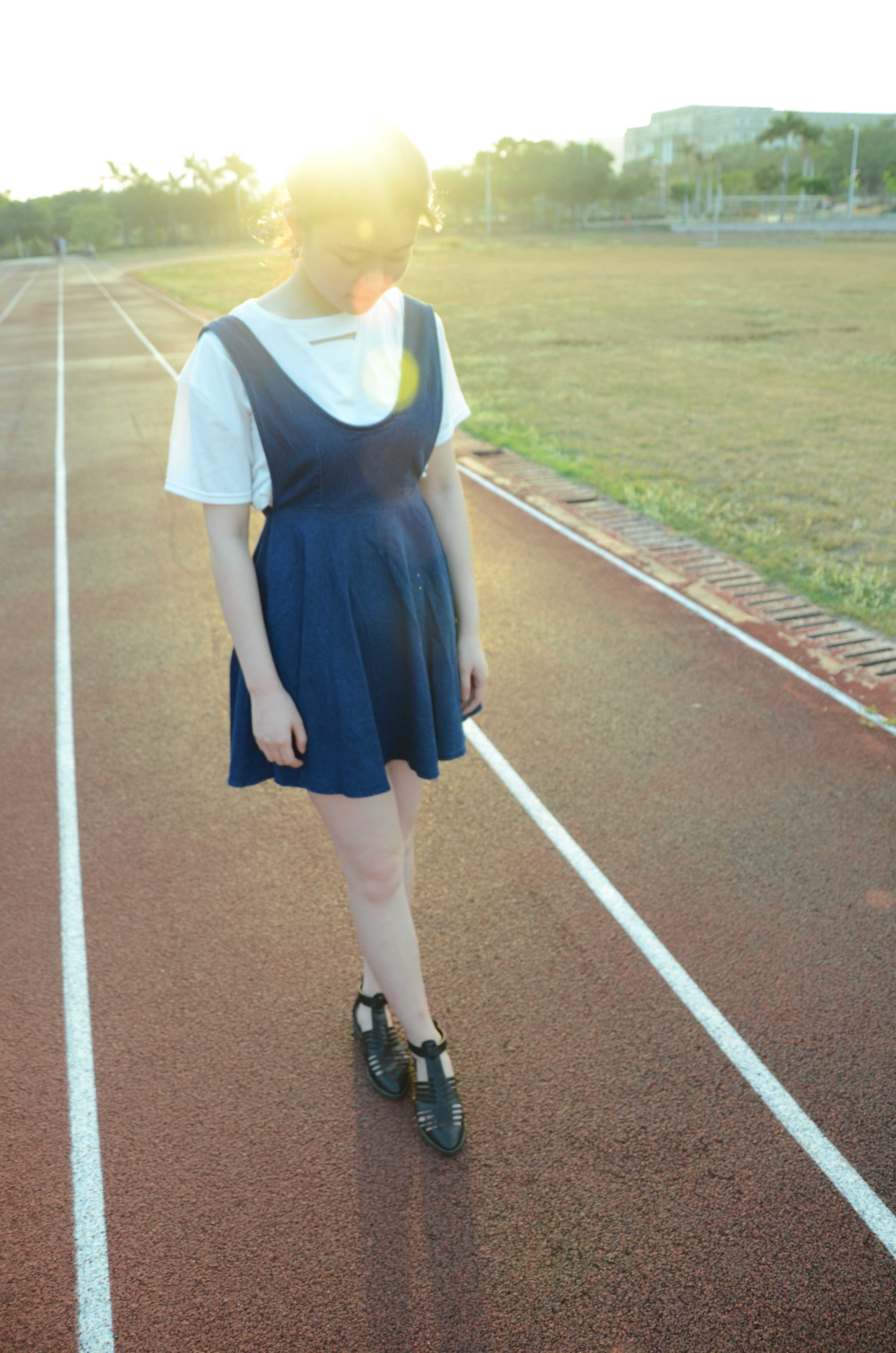 《操场赤足学姐》作品图