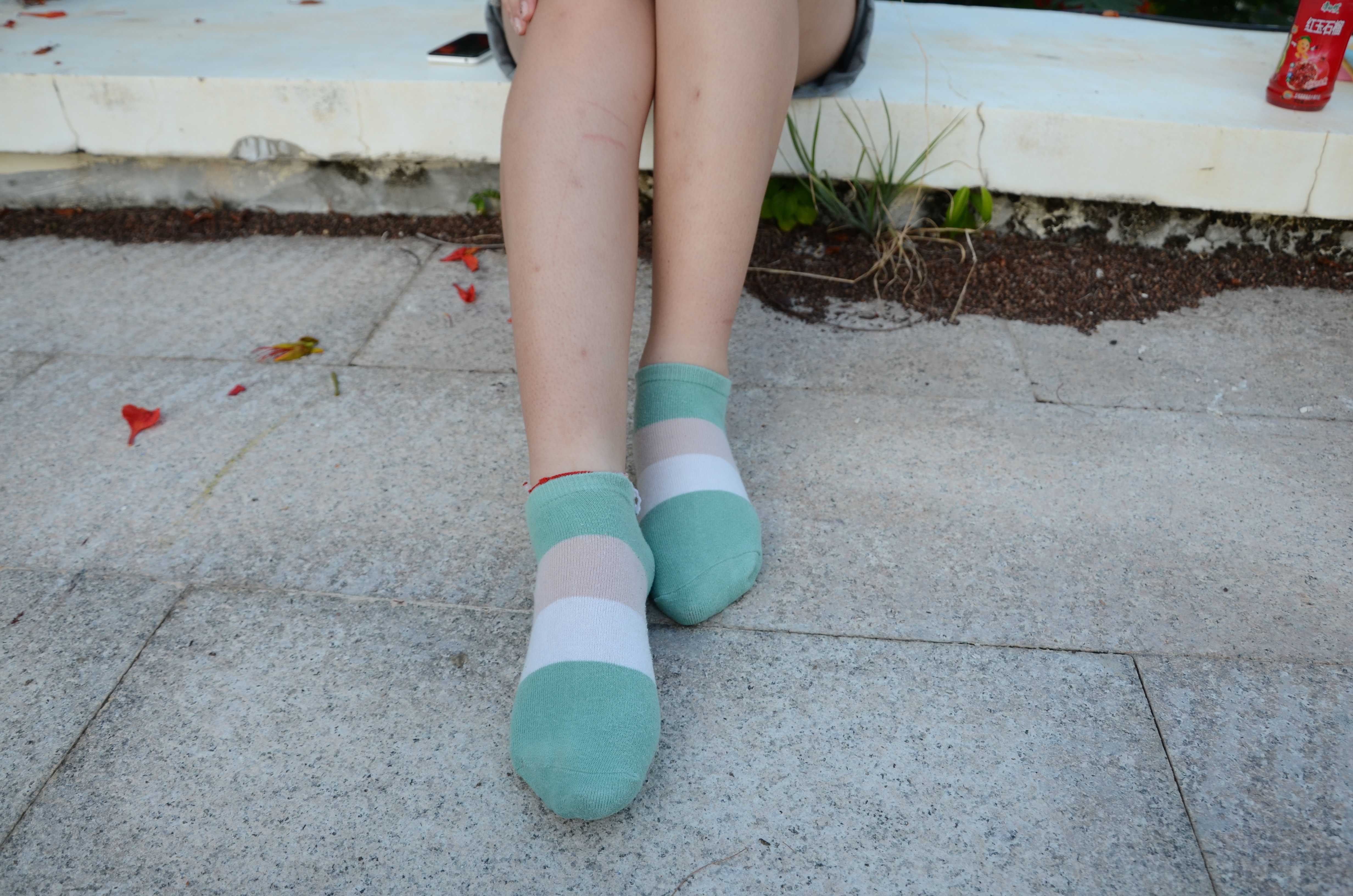 《学妹嫩足撩花》作品图