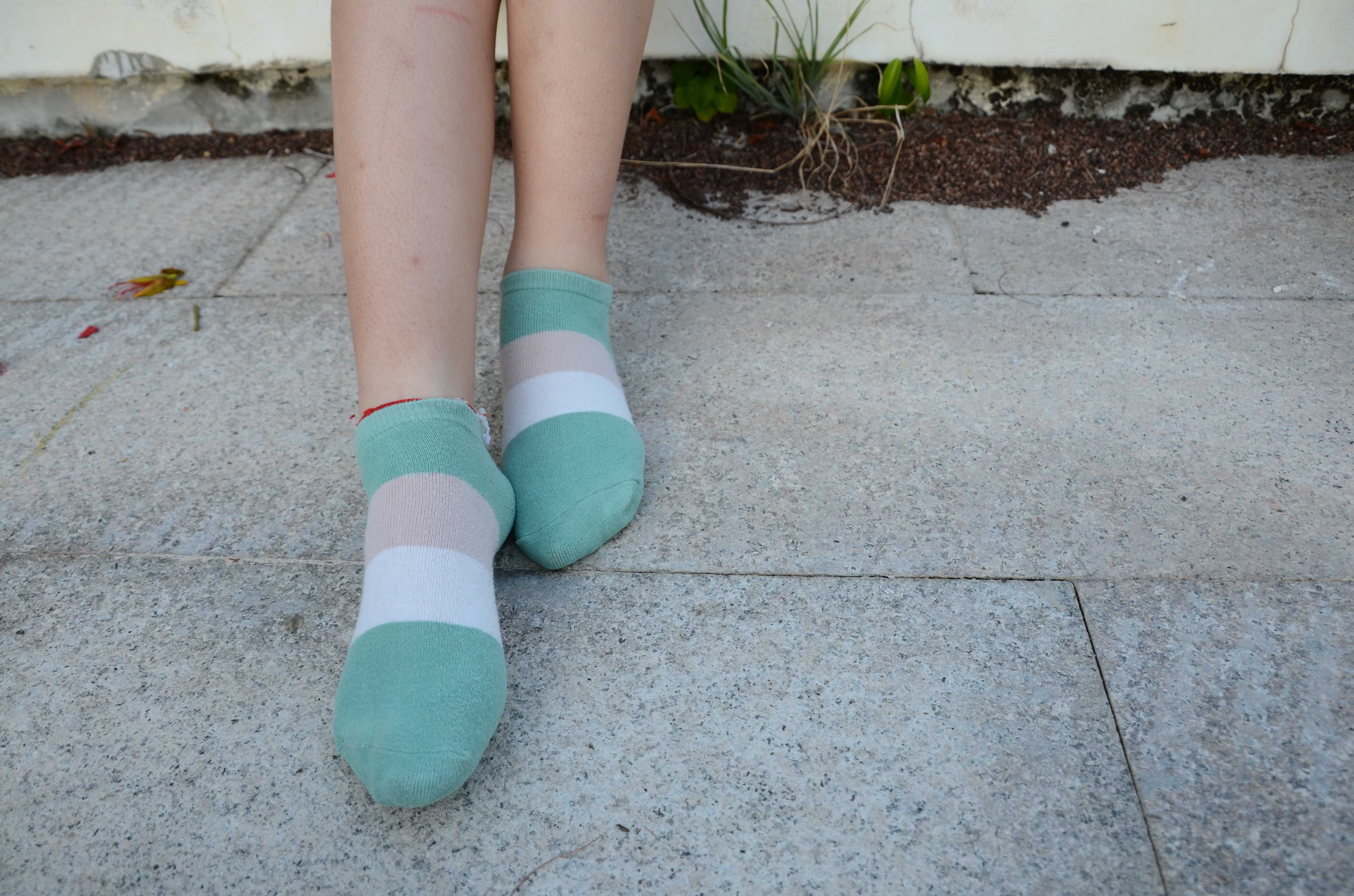 《学妹嫩足撩花》作品图