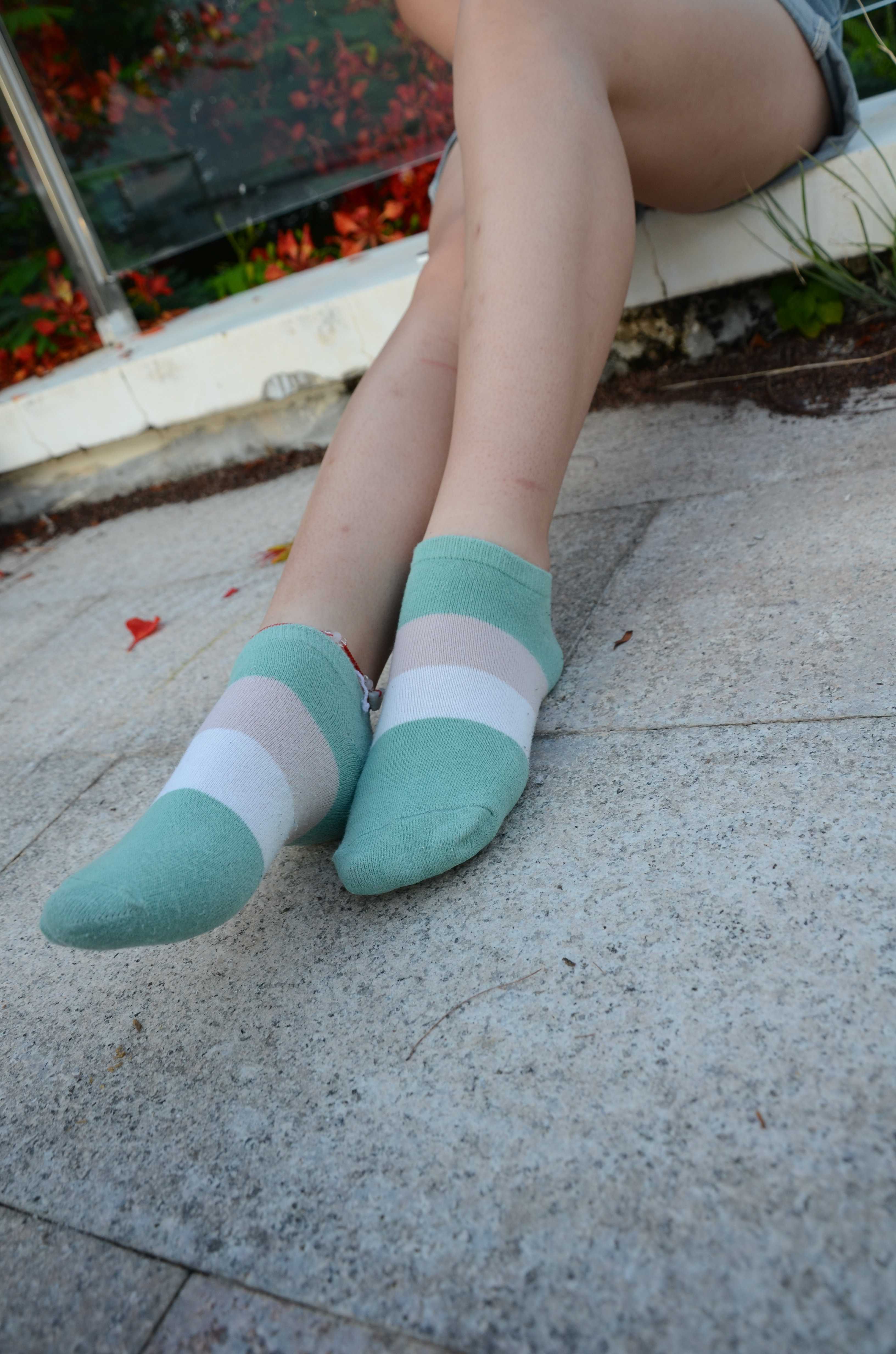 《学妹嫩足撩花》作品图