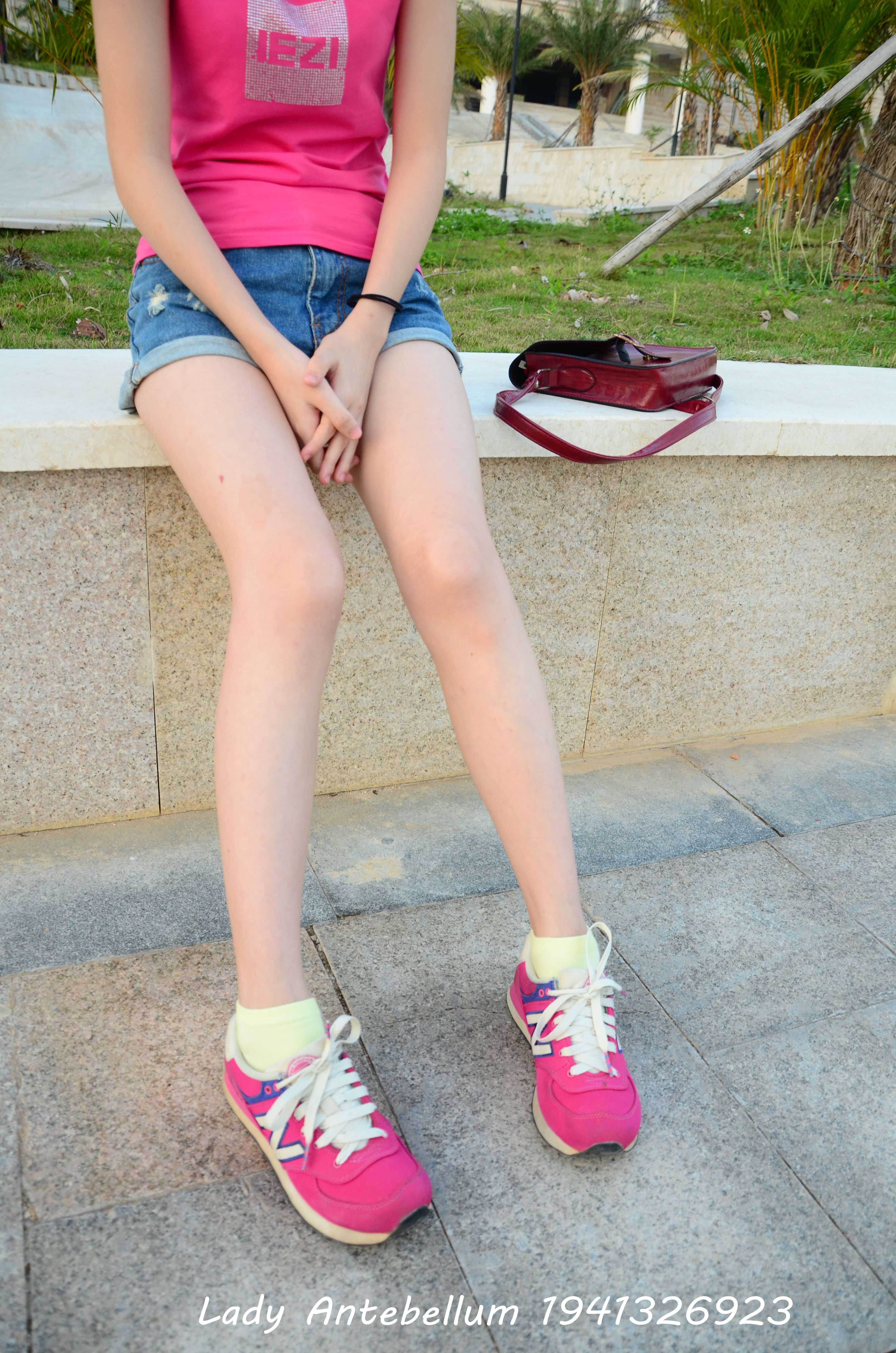 《N字鞋笑脸锦袜》作品图