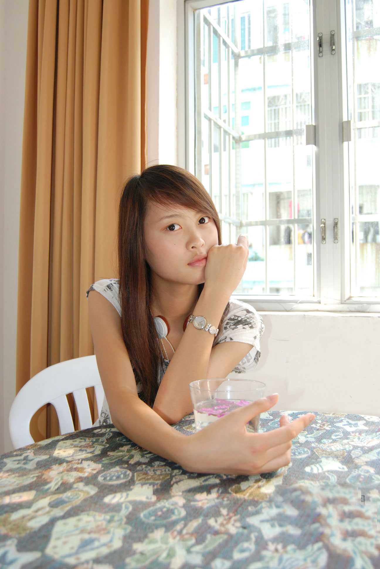 《嫩足挑高跟》作品图