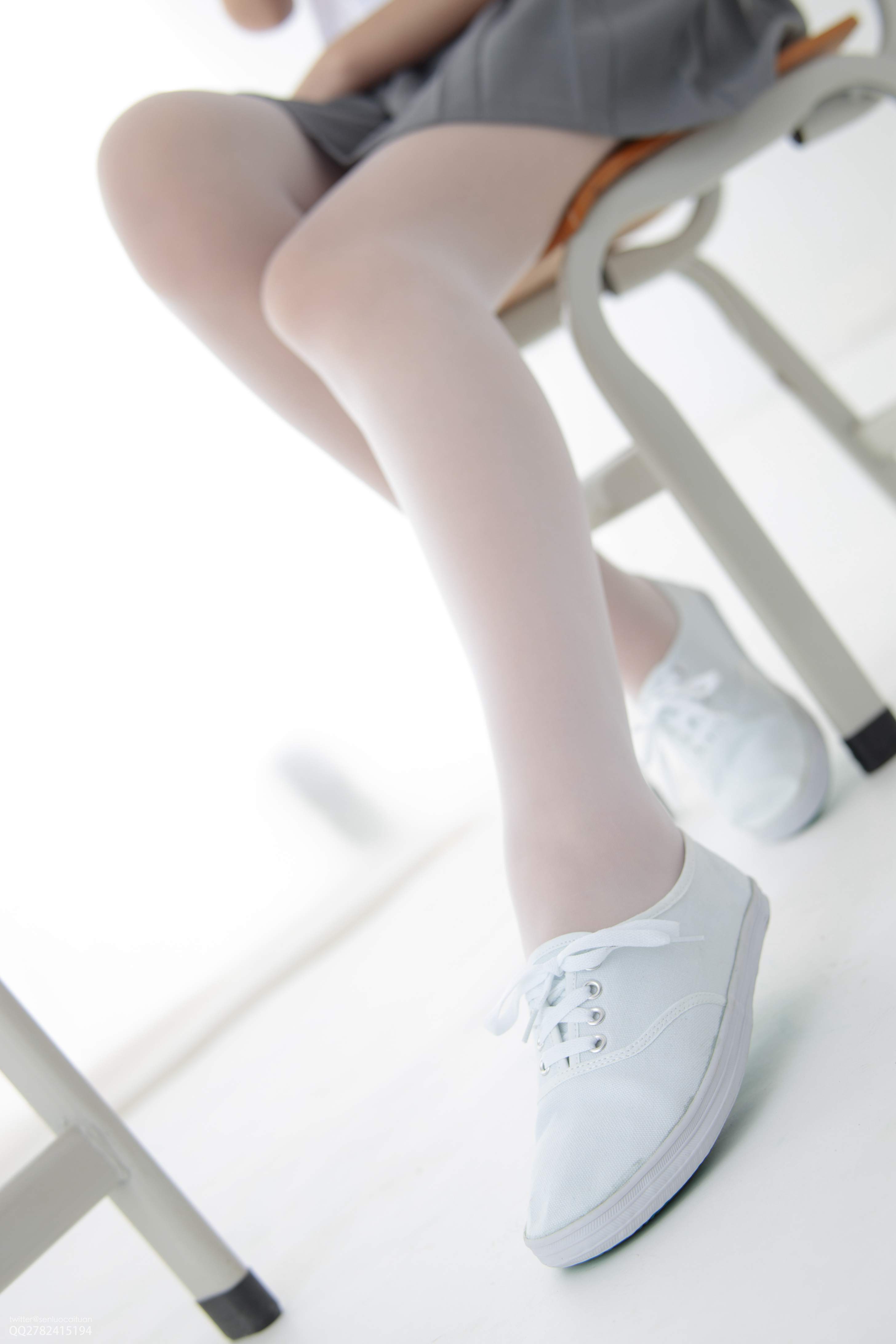 《肉丝の白布鞋》作品图