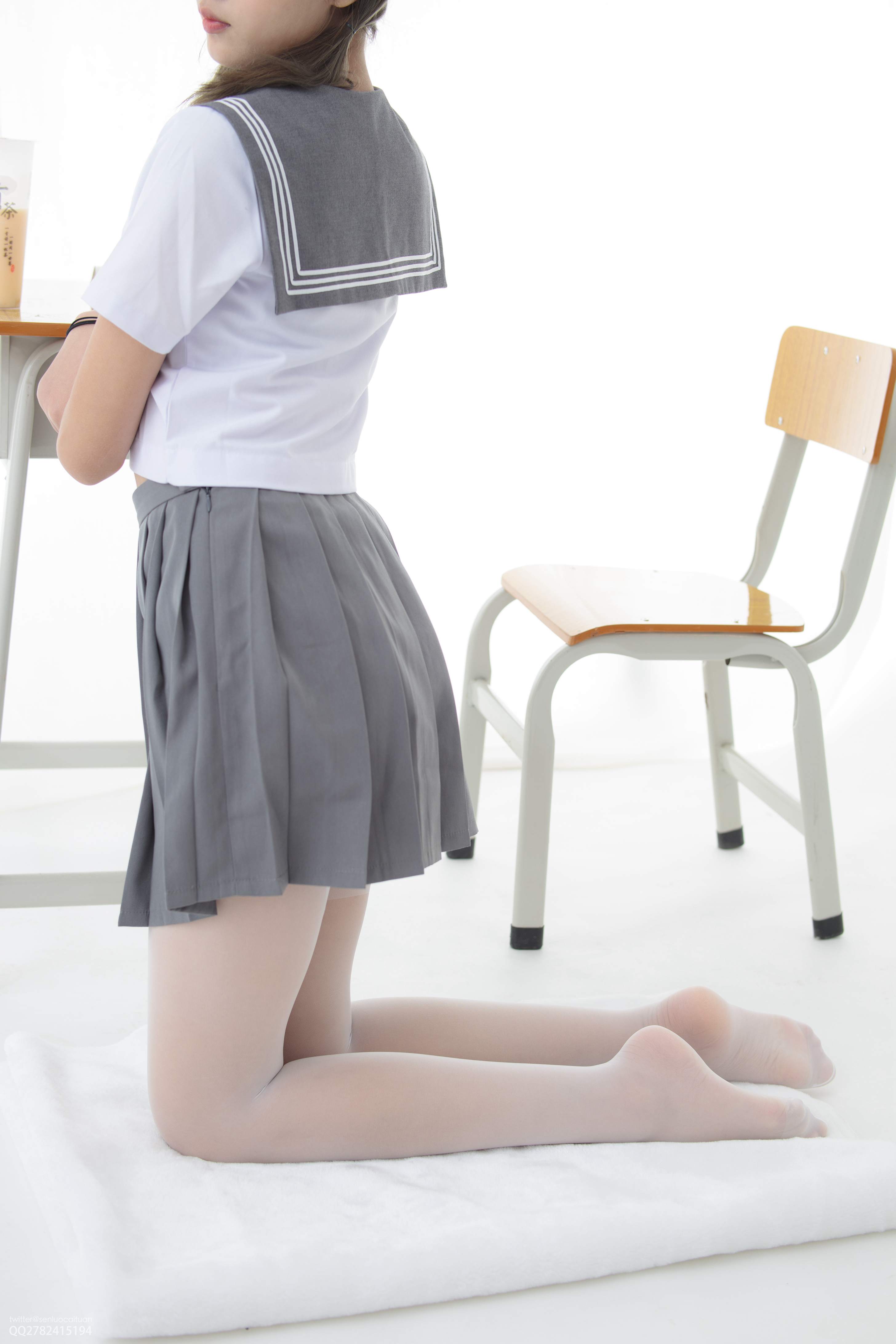 《肉丝の白布鞋》作品图