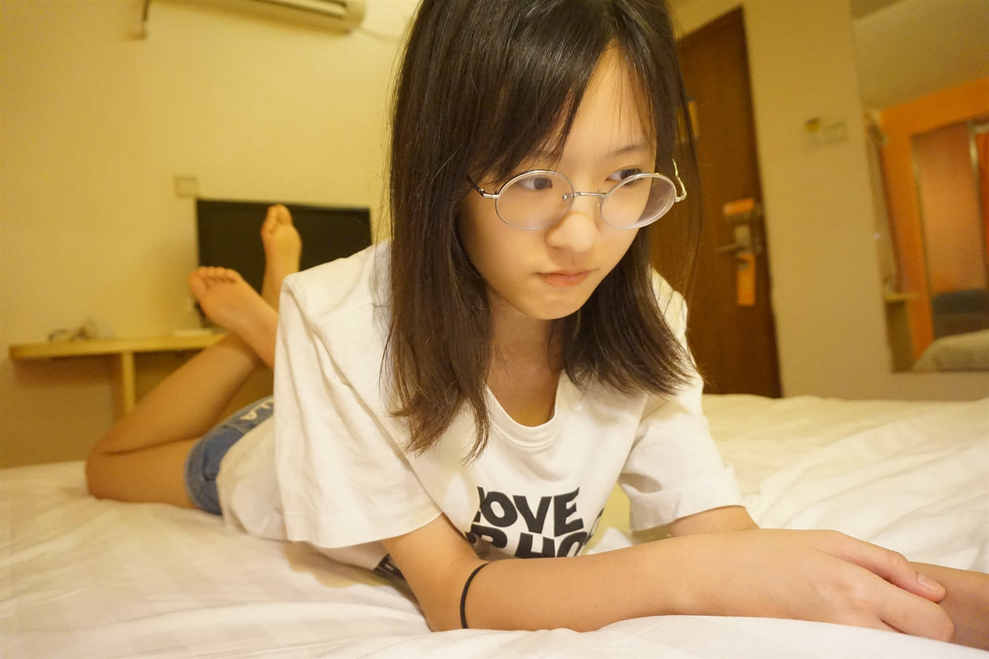 《戴眼镜的闺蜜》作品图