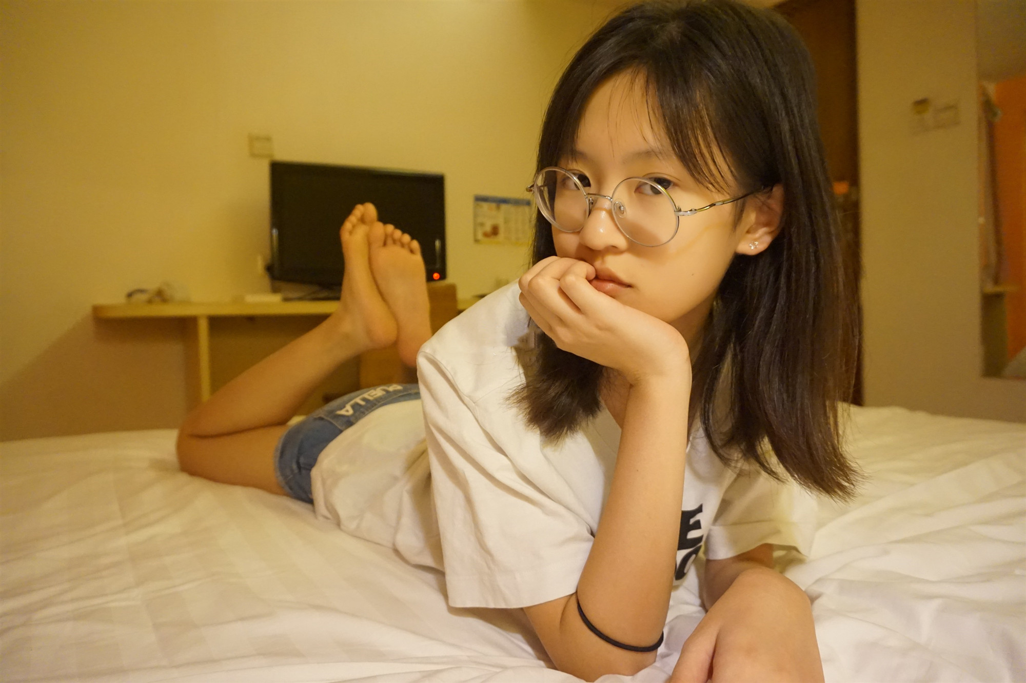 《戴眼镜的闺蜜》作品图