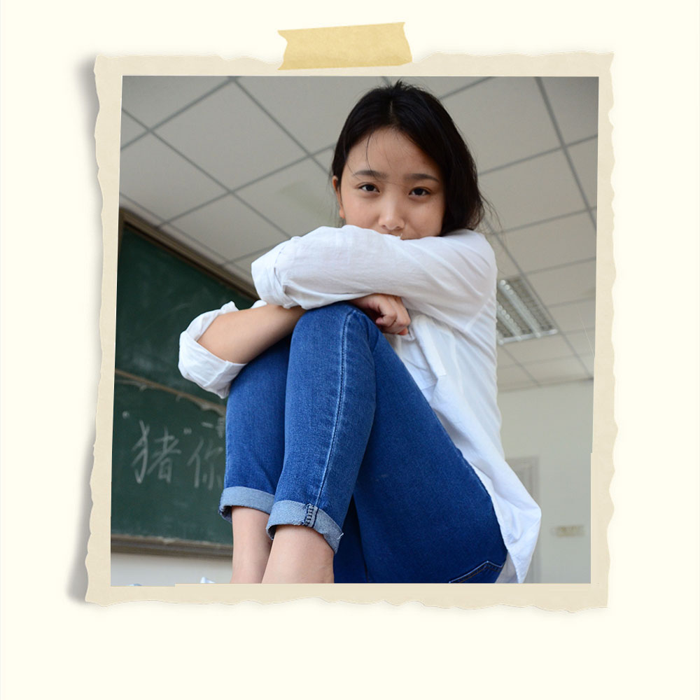 学姐白衫开洞牛仔裤