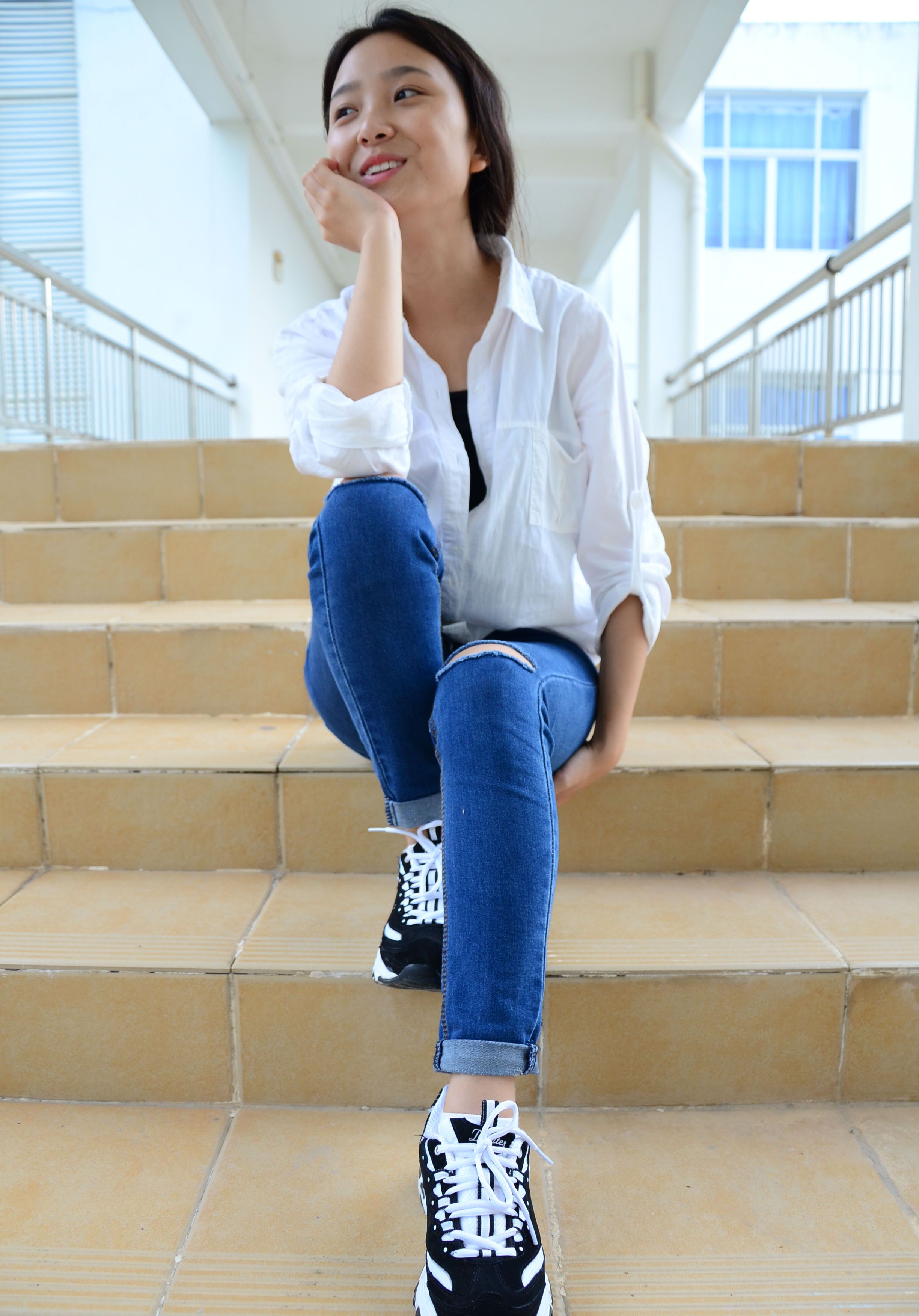 《学姐白衫开洞牛仔裤》作品图