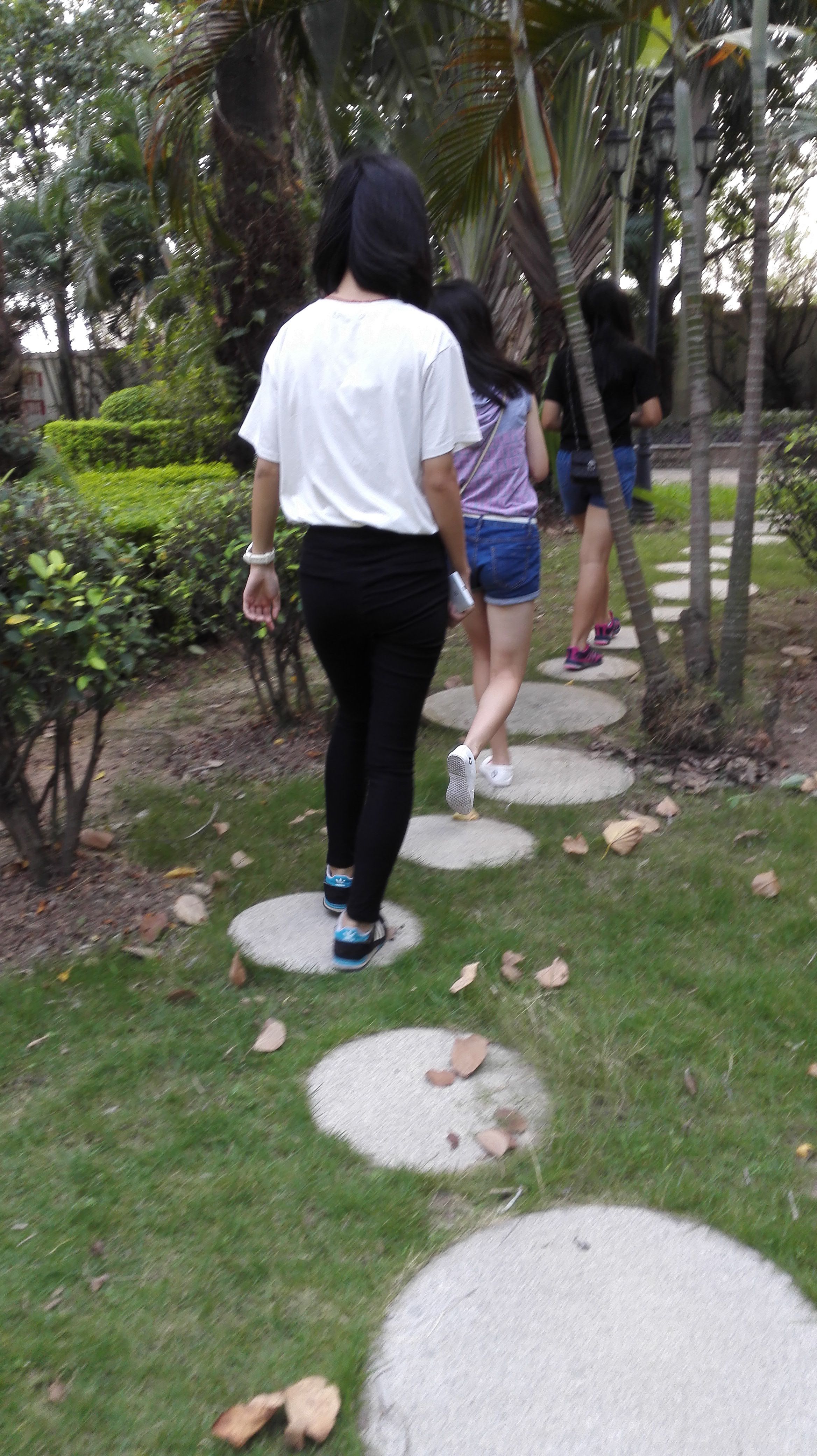 《两个中学生的小嫩脚》作品图