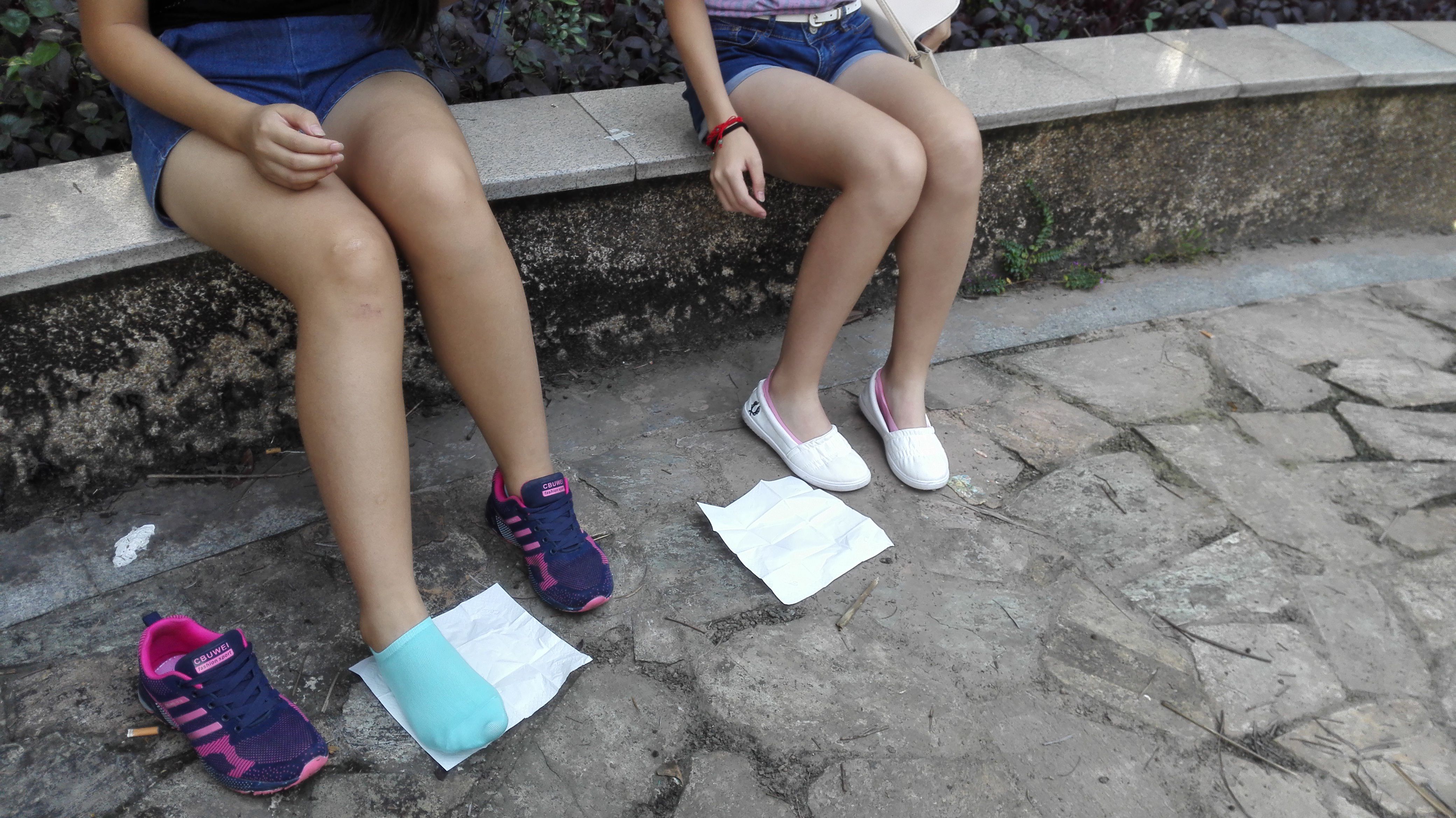 《两个中学生的小嫩脚》作品图