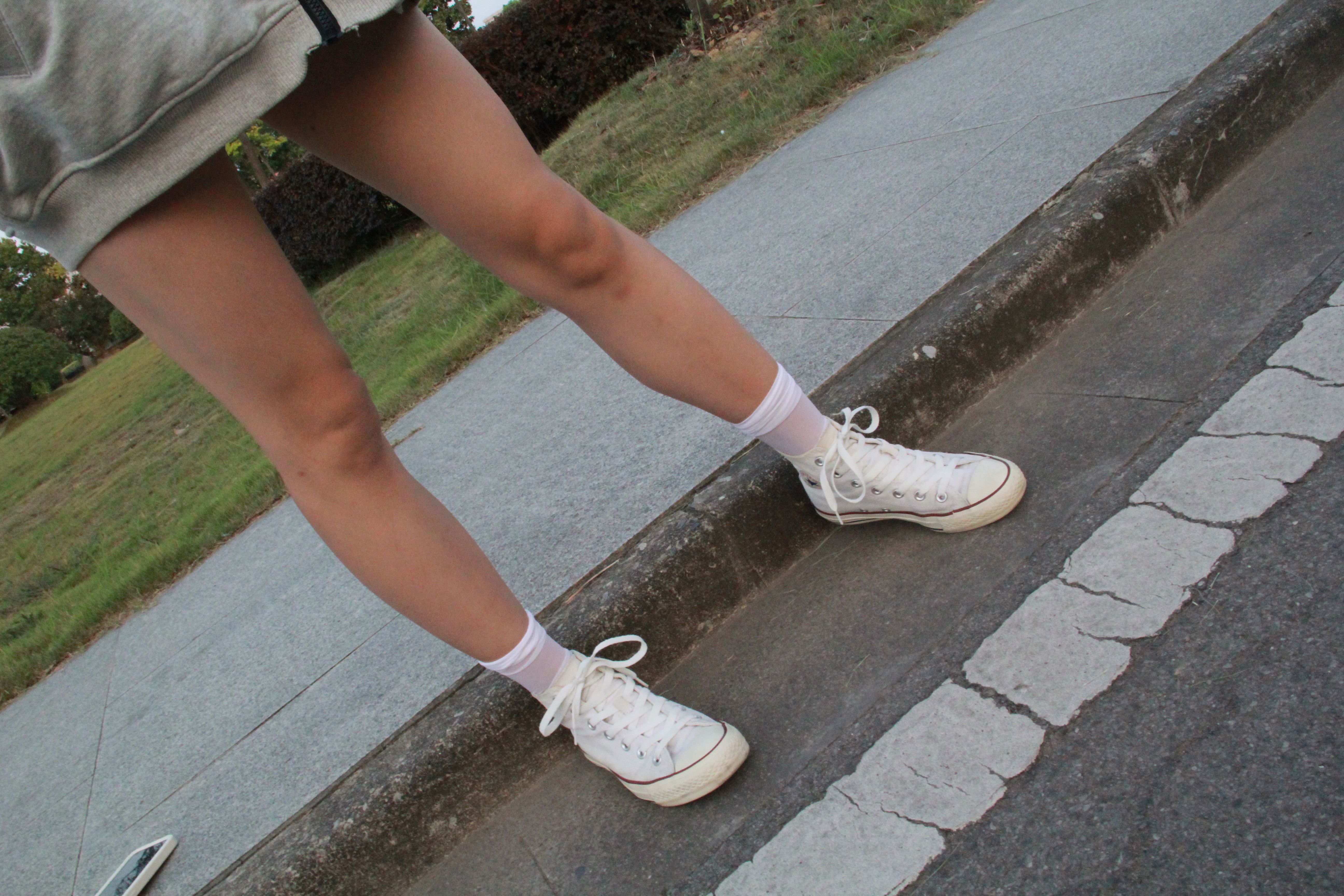 《小姐姐短丝高帮白黄匡威》作品图