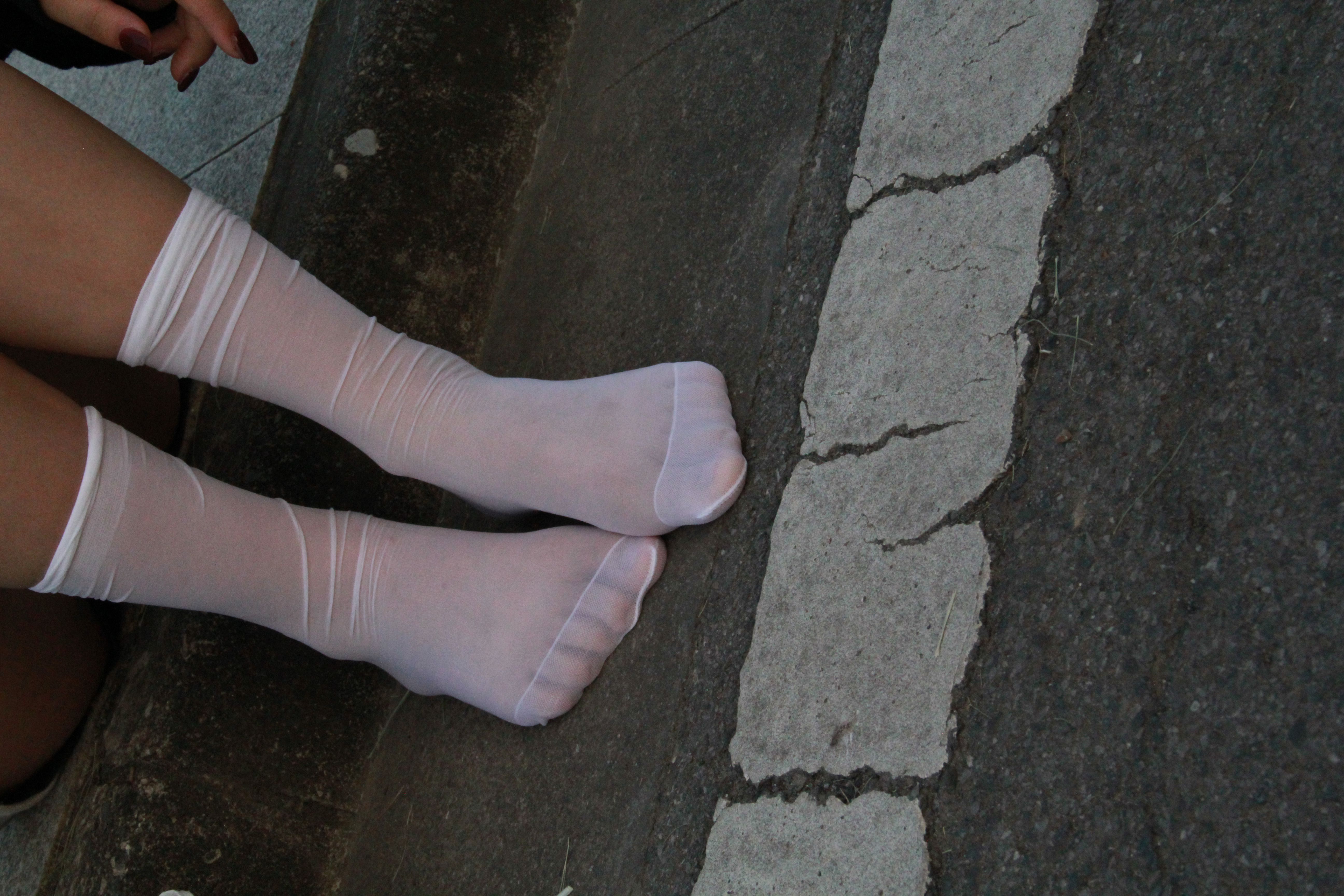 《小姐姐短丝高帮白黄匡威》作品图