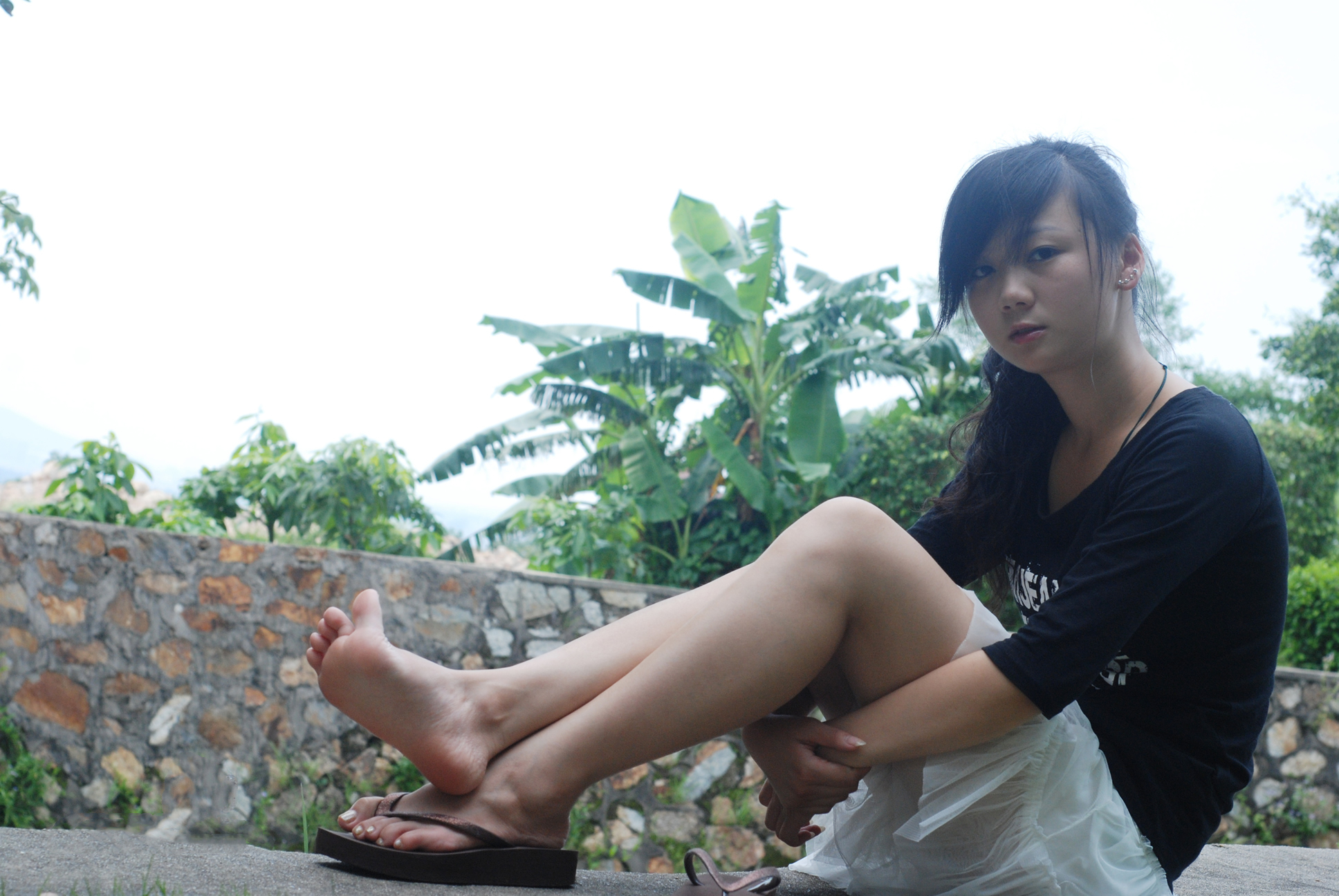 《人字拖赤足少女》作品图