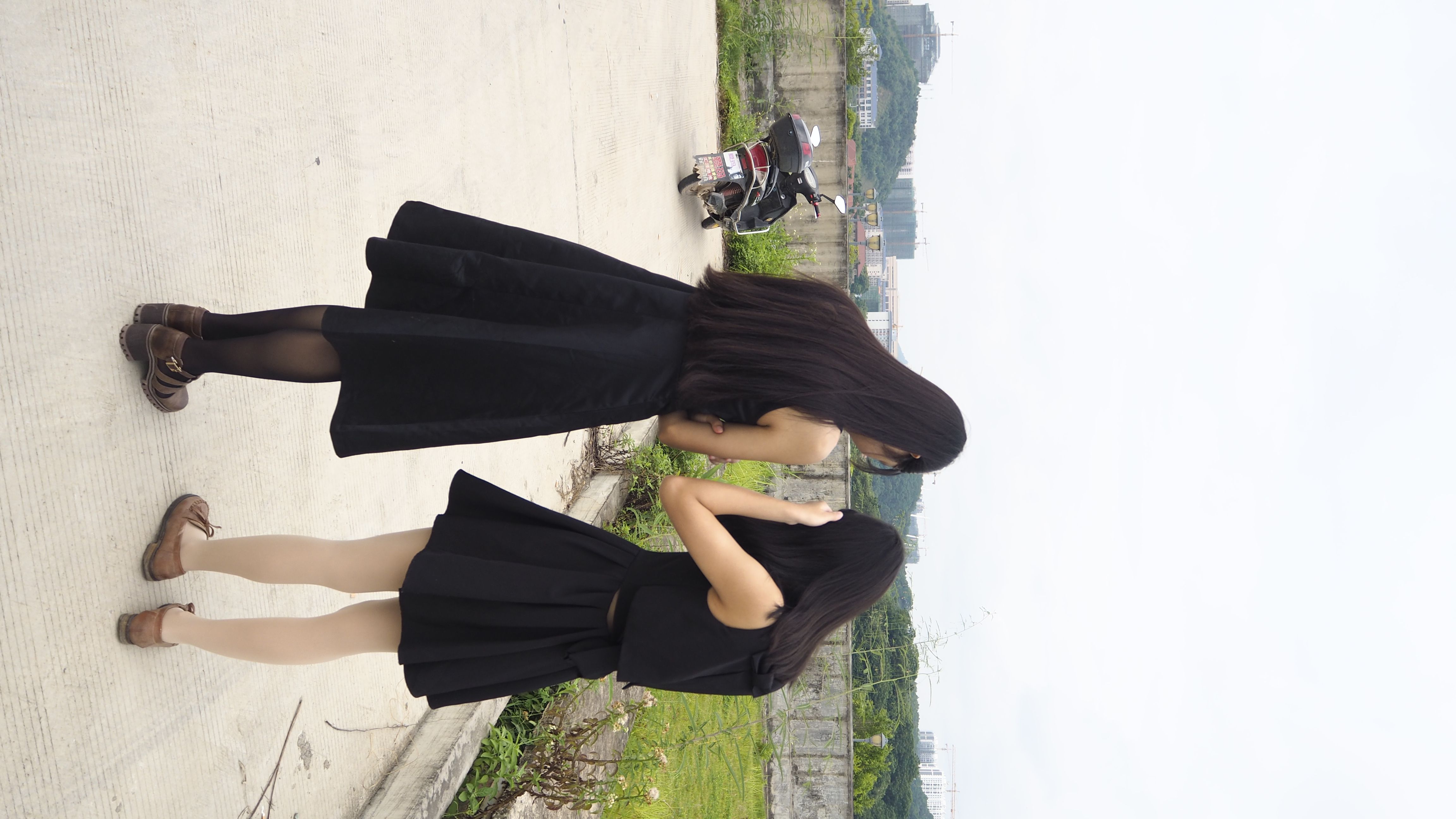 《两位小可爱黑色连衣裙》作品图