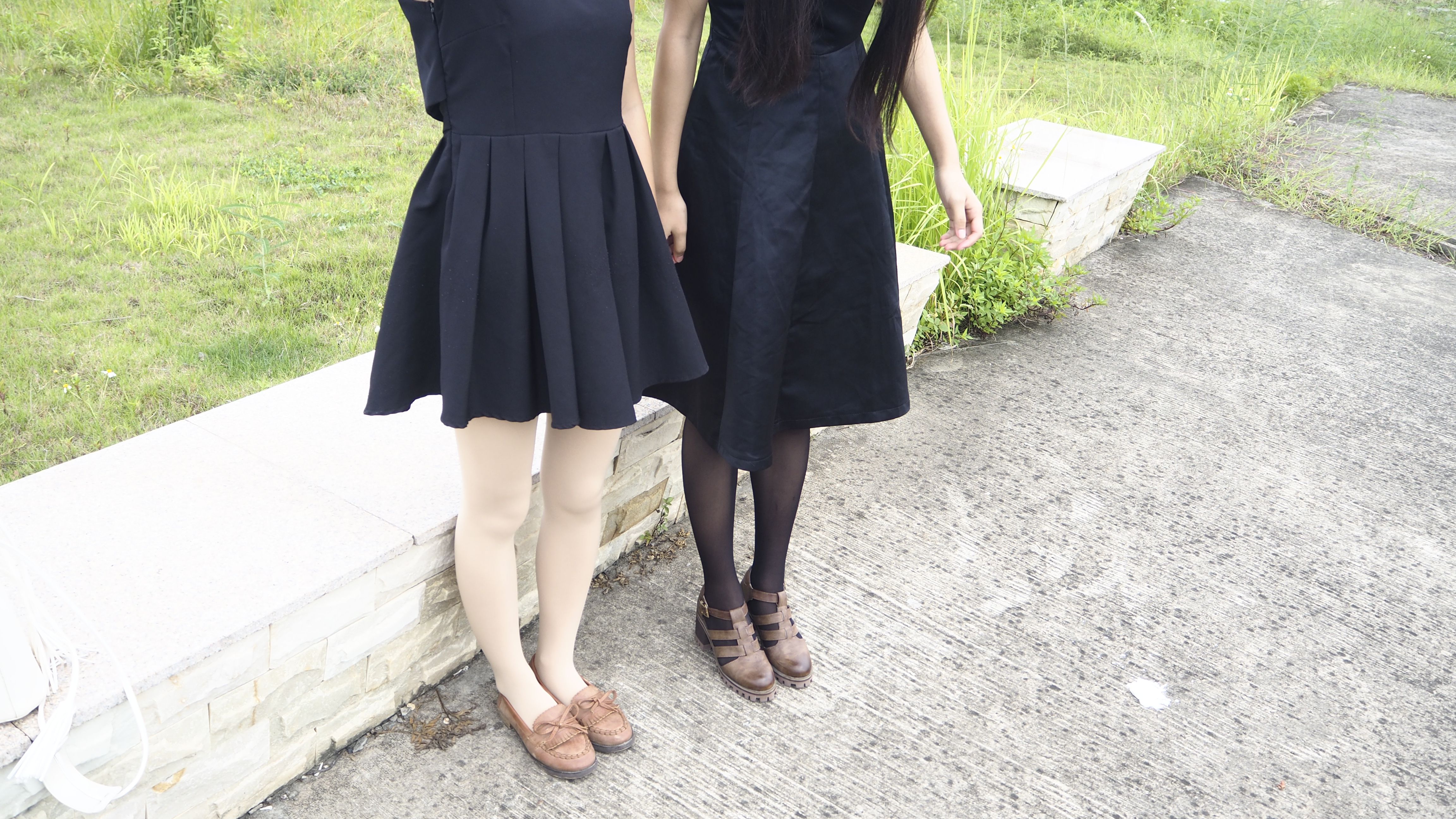 《两位小可爱黑色连衣裙》作品图