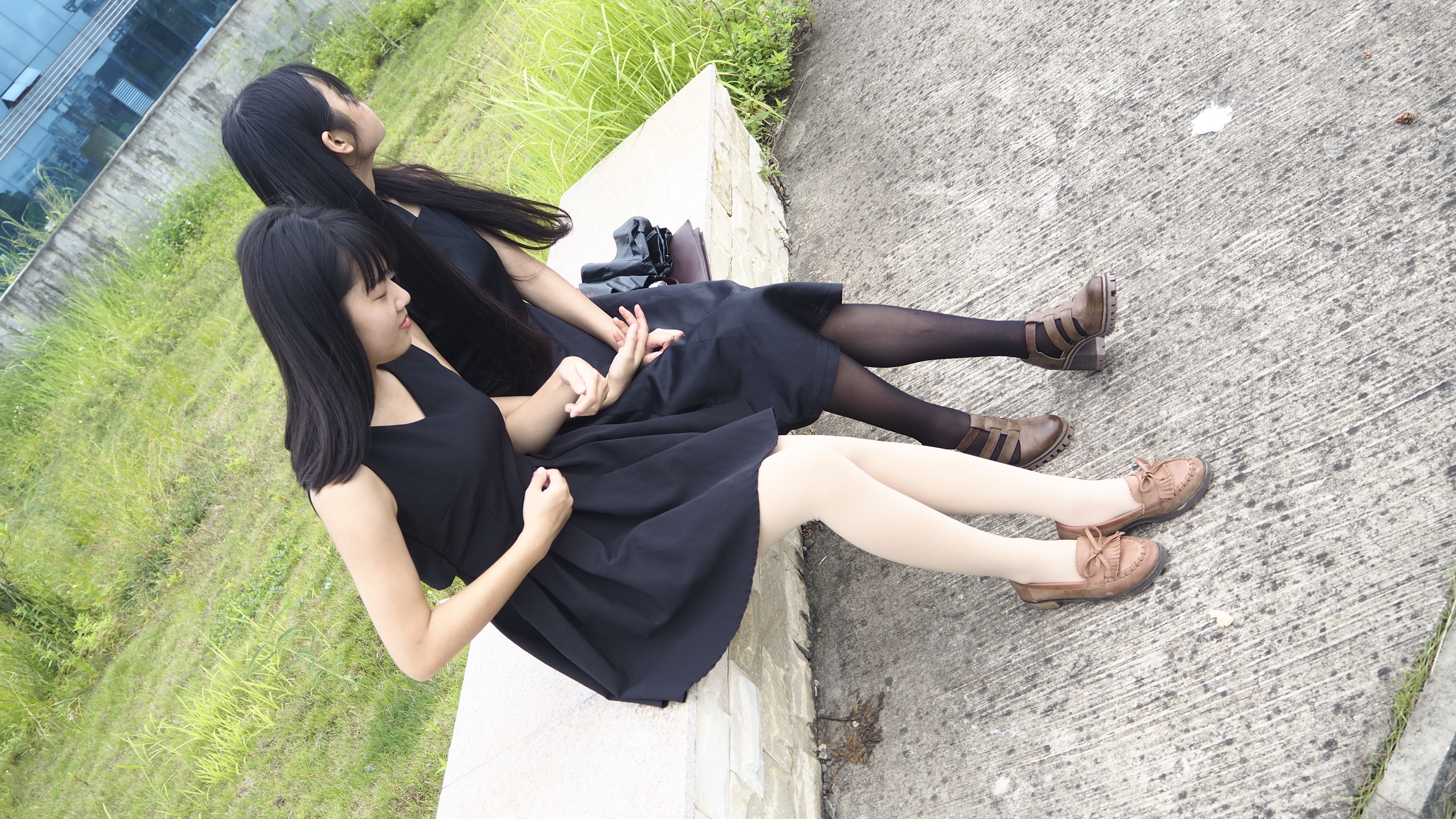 《两位小可爱黑色连衣裙》作品图