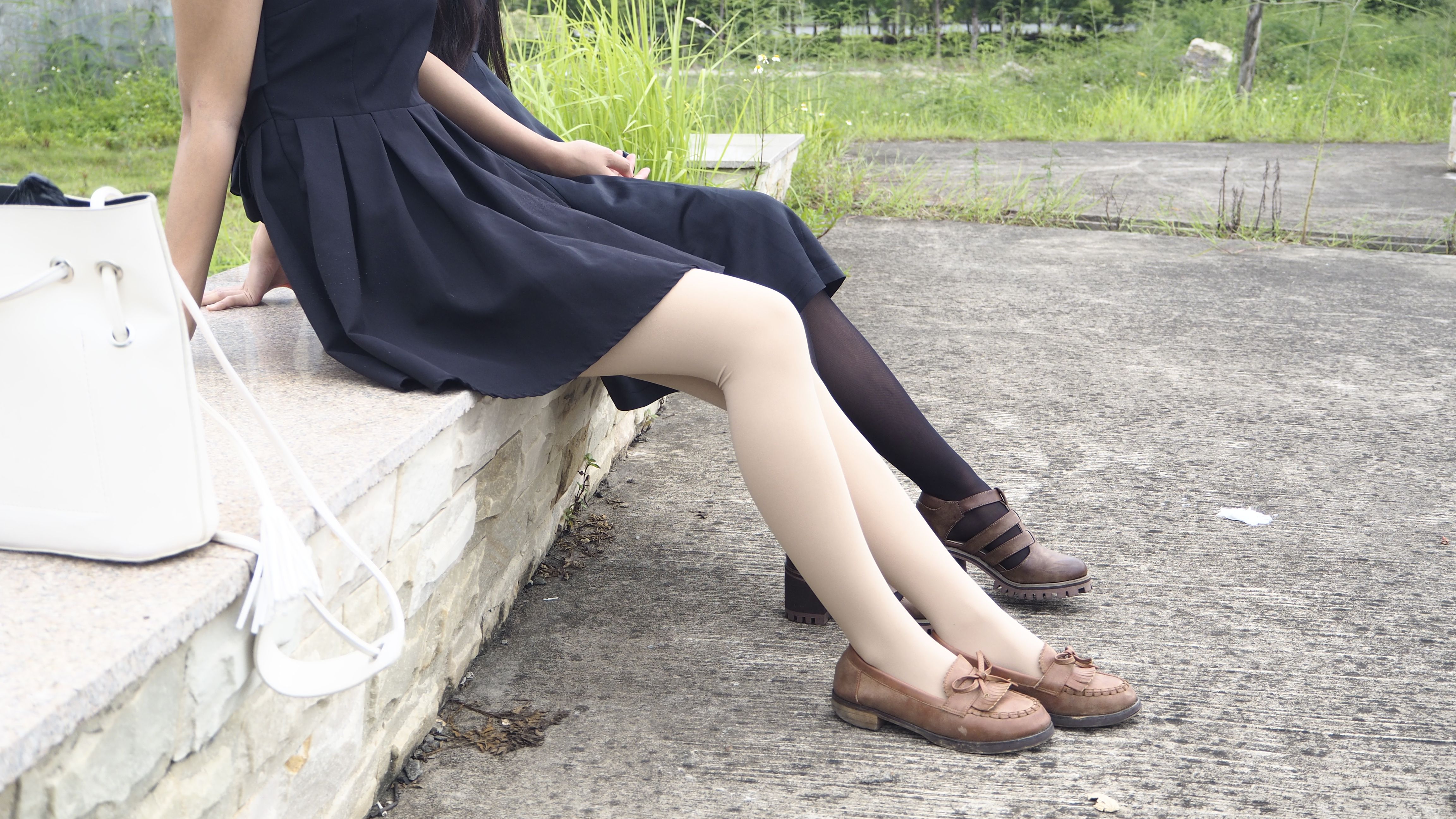 《两位小可爱黑色连衣裙》作品图