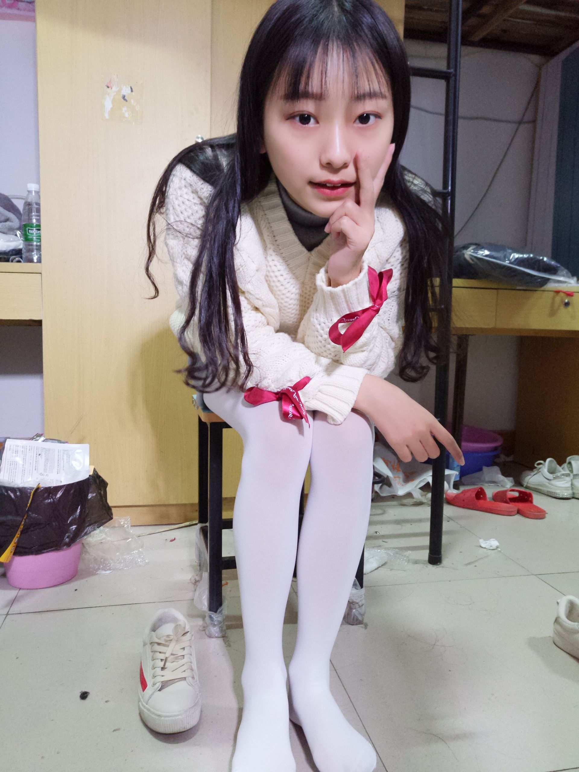 《萌妹子蓓蓓红、白、黄丝袜》作品图