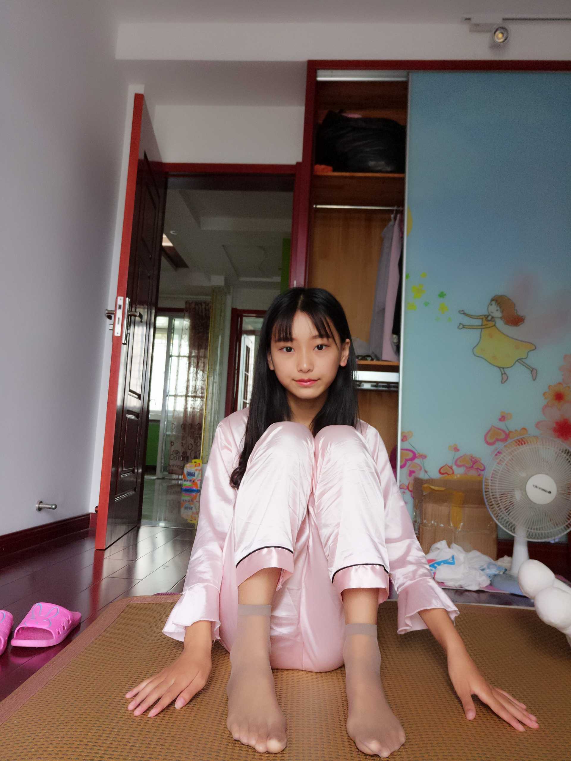 《萌妹子蓓蓓肉丝赤足》作品图