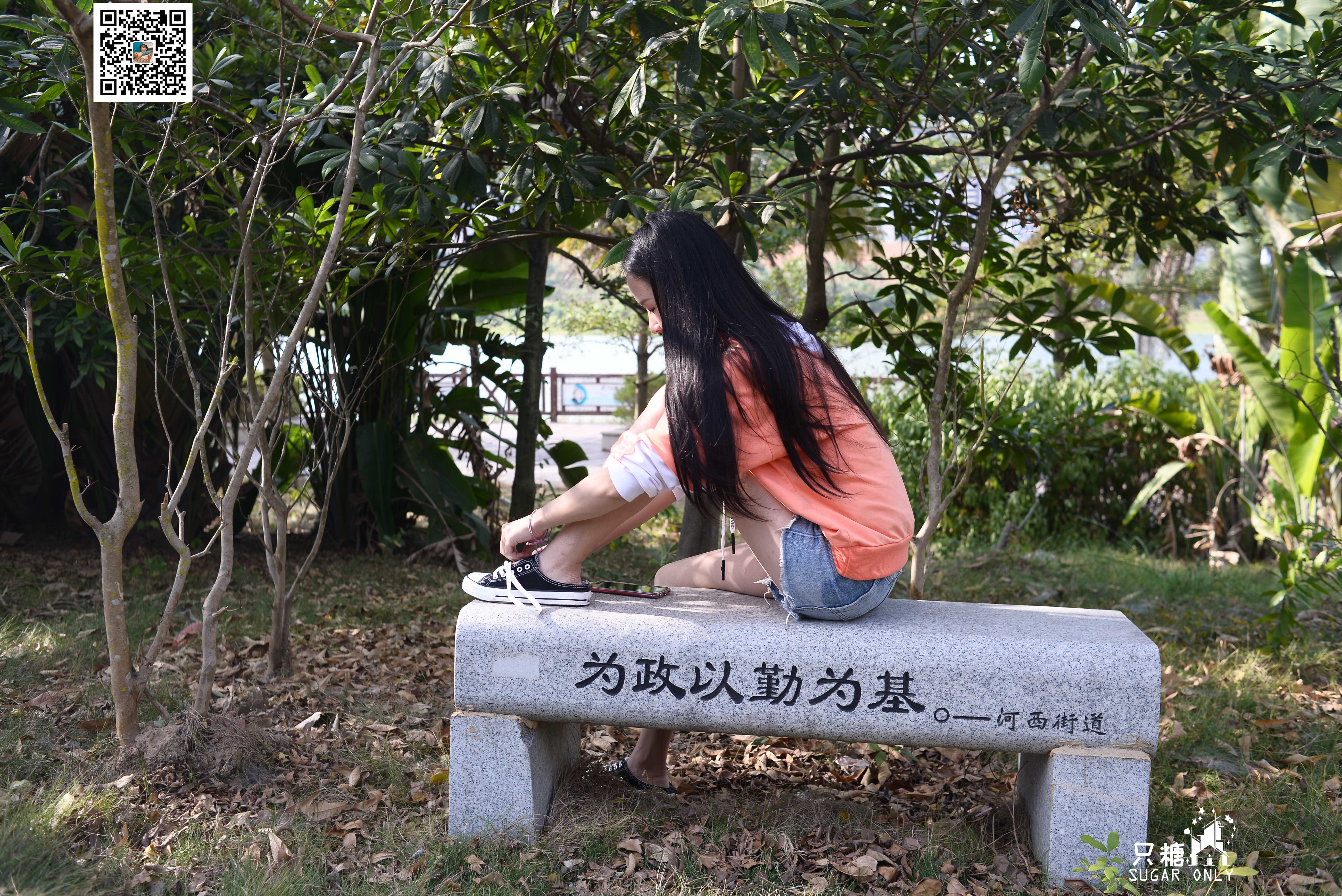 《学妹船袜帆布鞋脱穿鞋过程》作品图