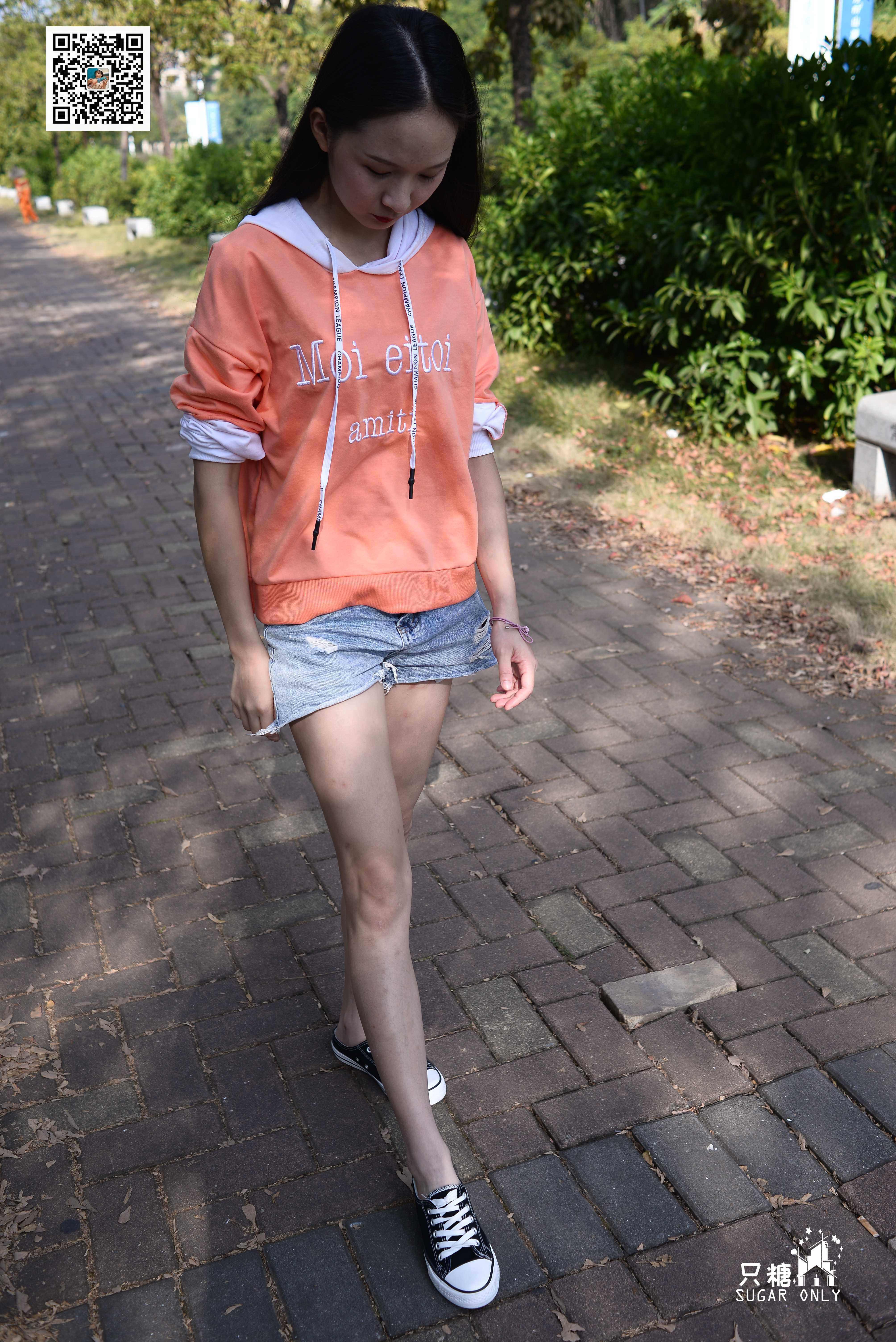 《学妹船袜帆布鞋脱穿鞋过程》作品图