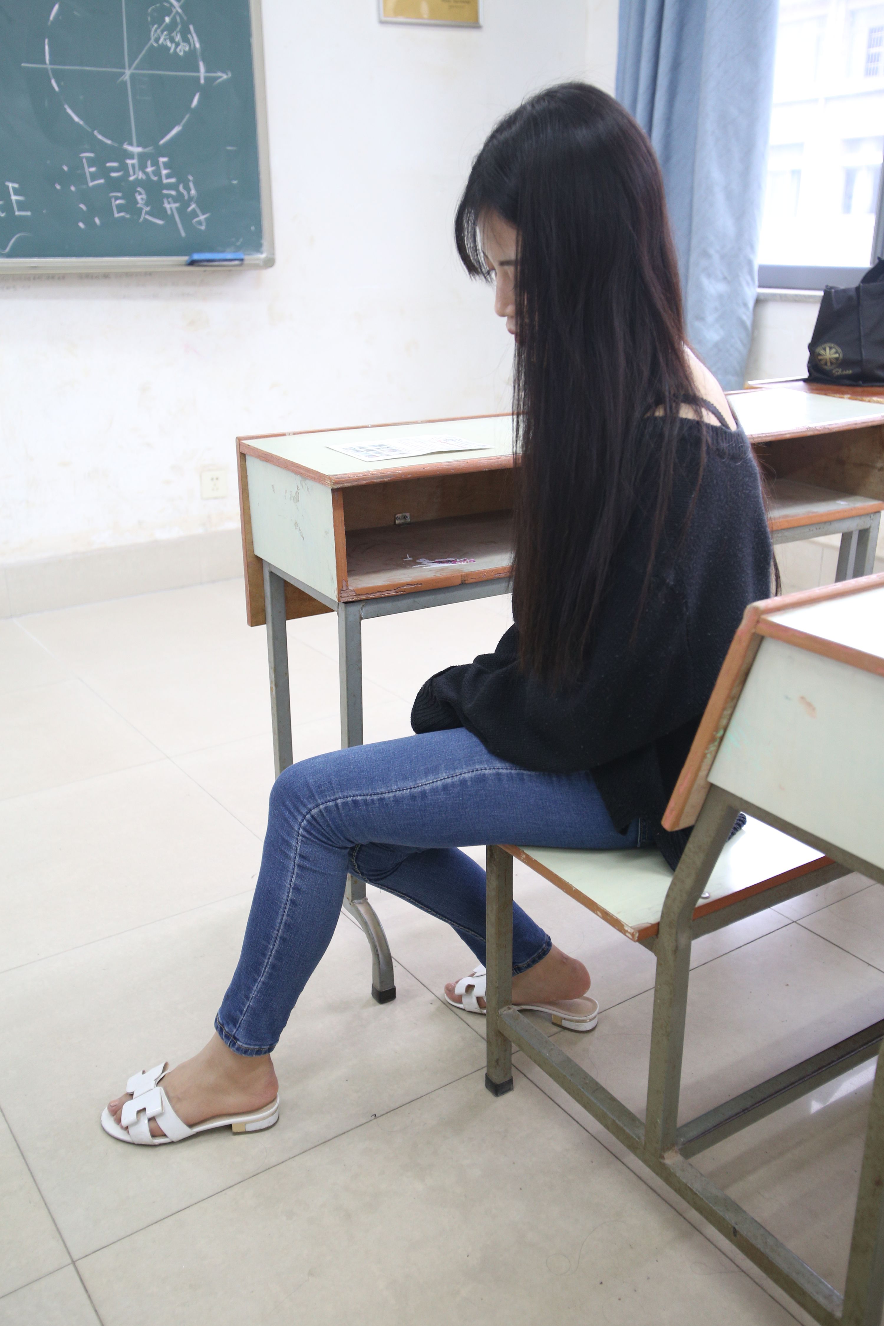 《教室学妹裸足凉鞋》作品图