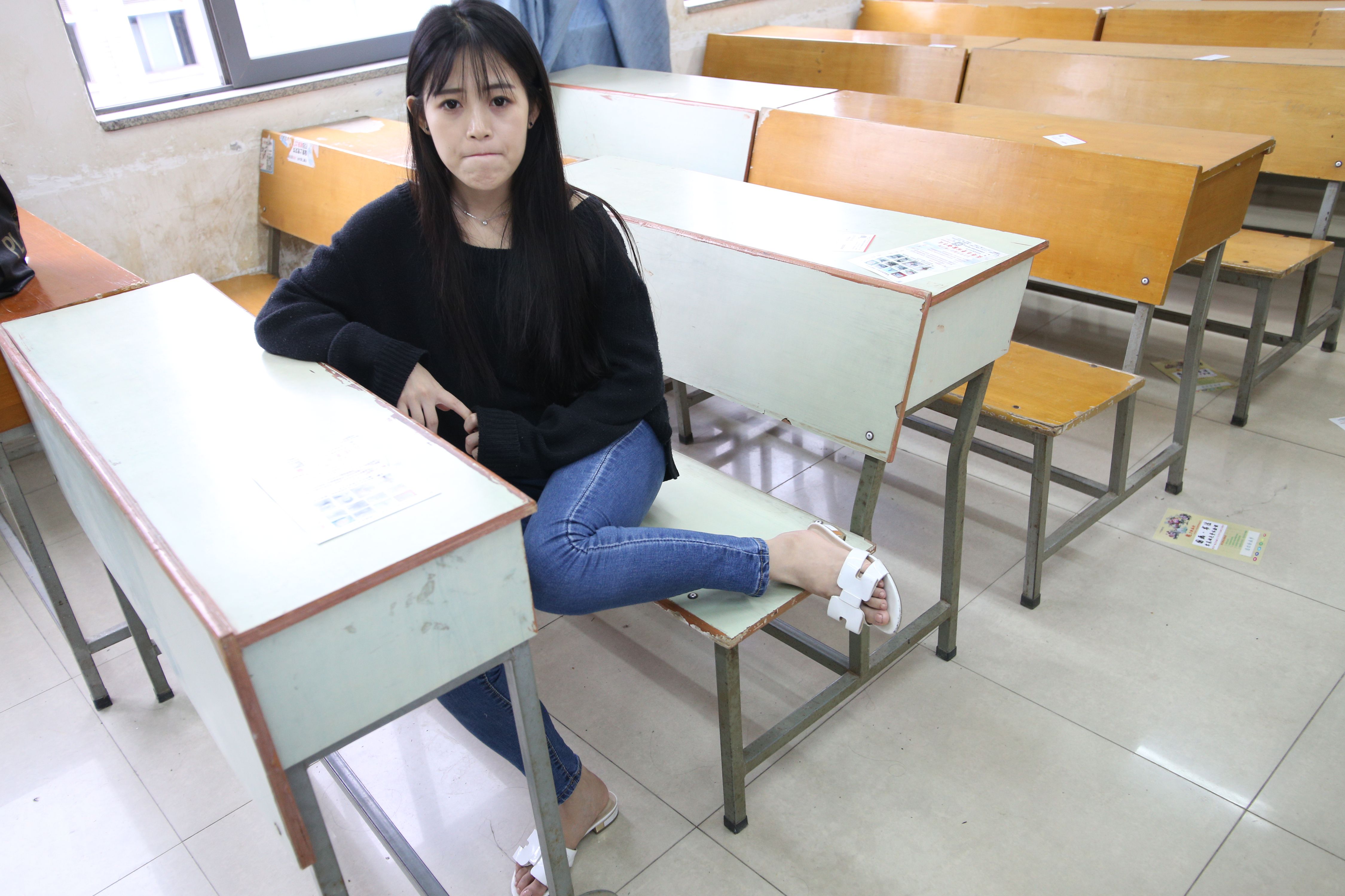 《教室学妹裸足凉鞋》作品图