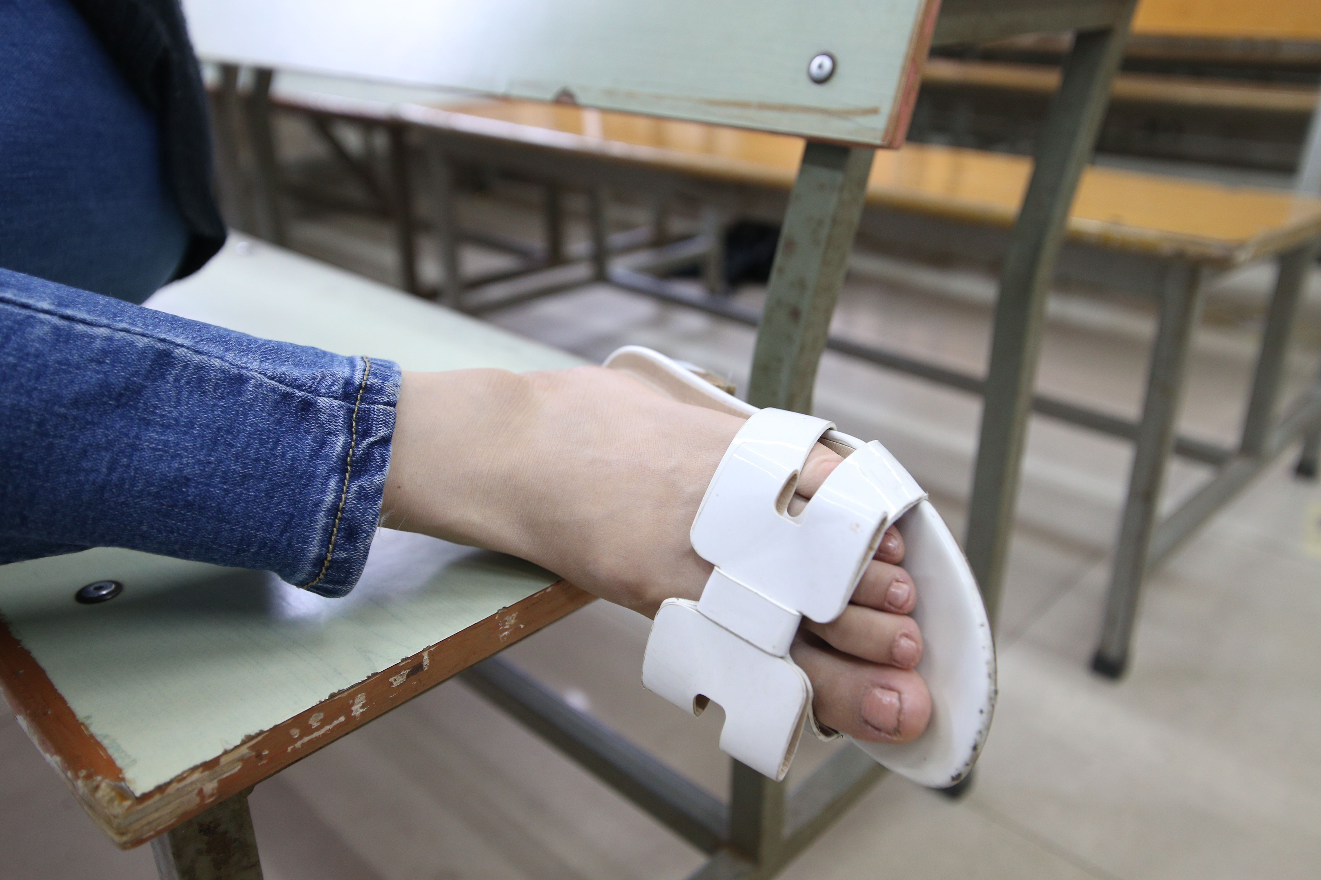 《教室学妹裸足凉鞋》作品图