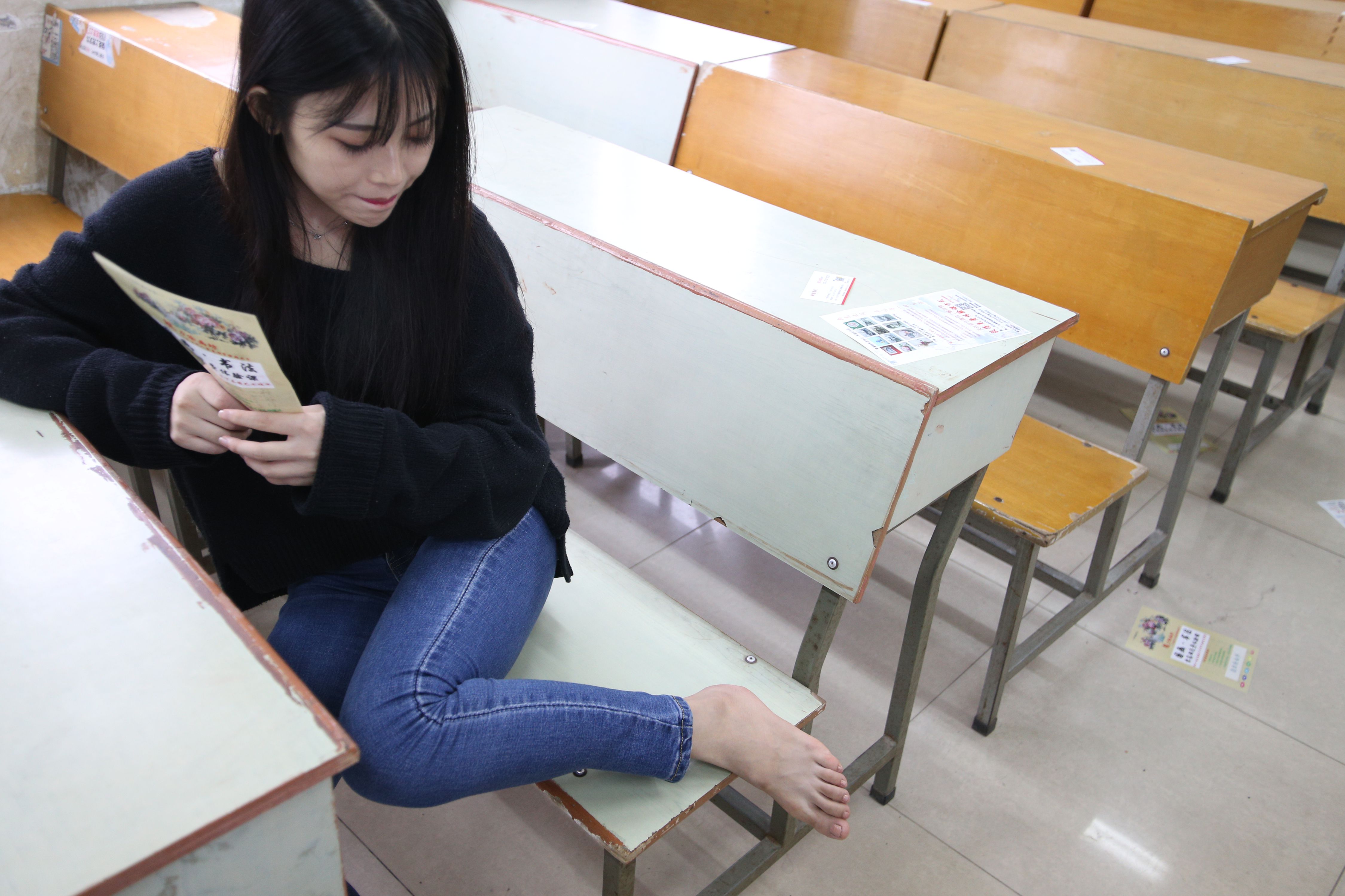 《教室学妹裸足凉鞋》作品图