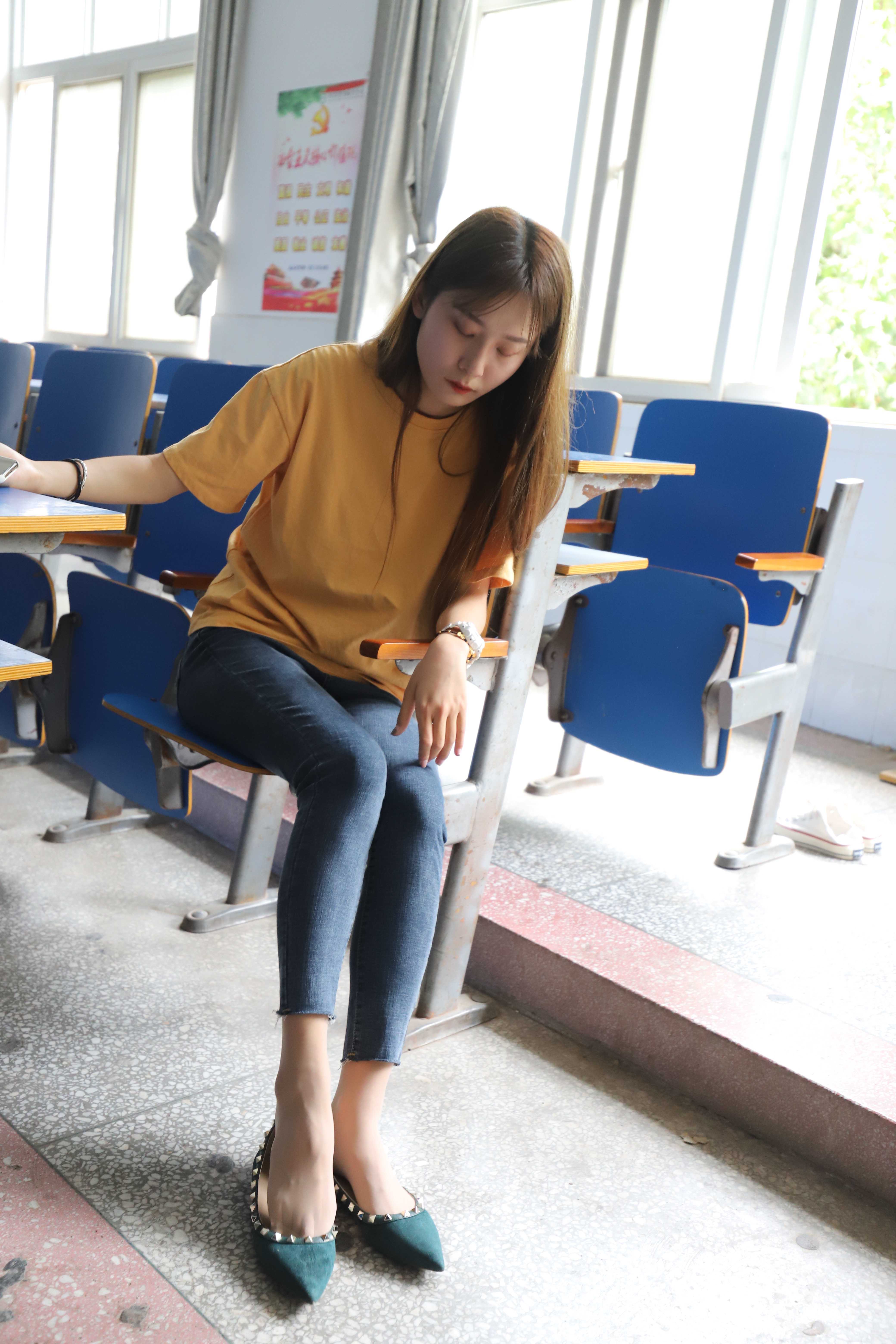 《学妹裤里丝脚丫》作品图