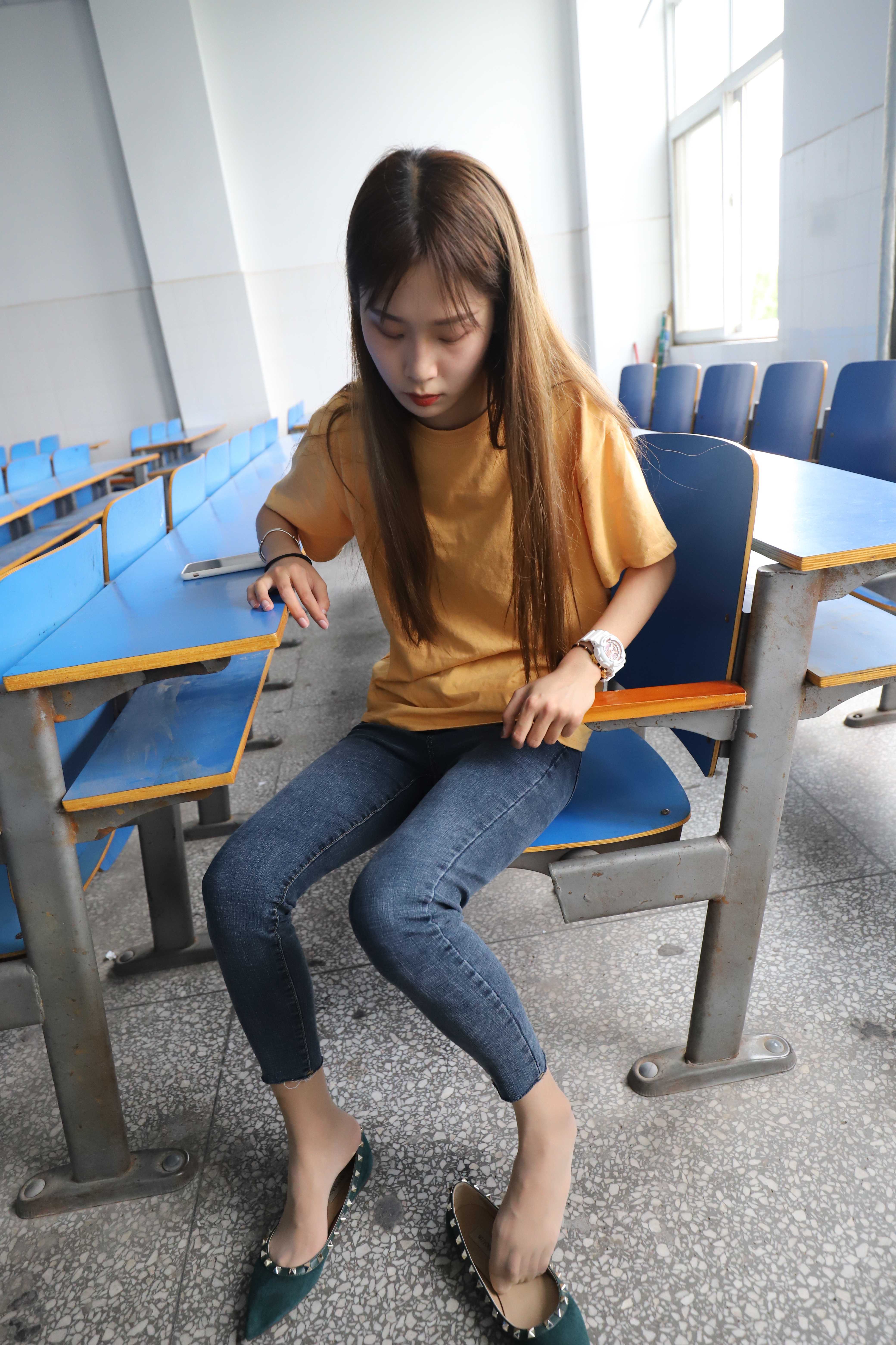 《学妹裤里丝脚丫》作品图