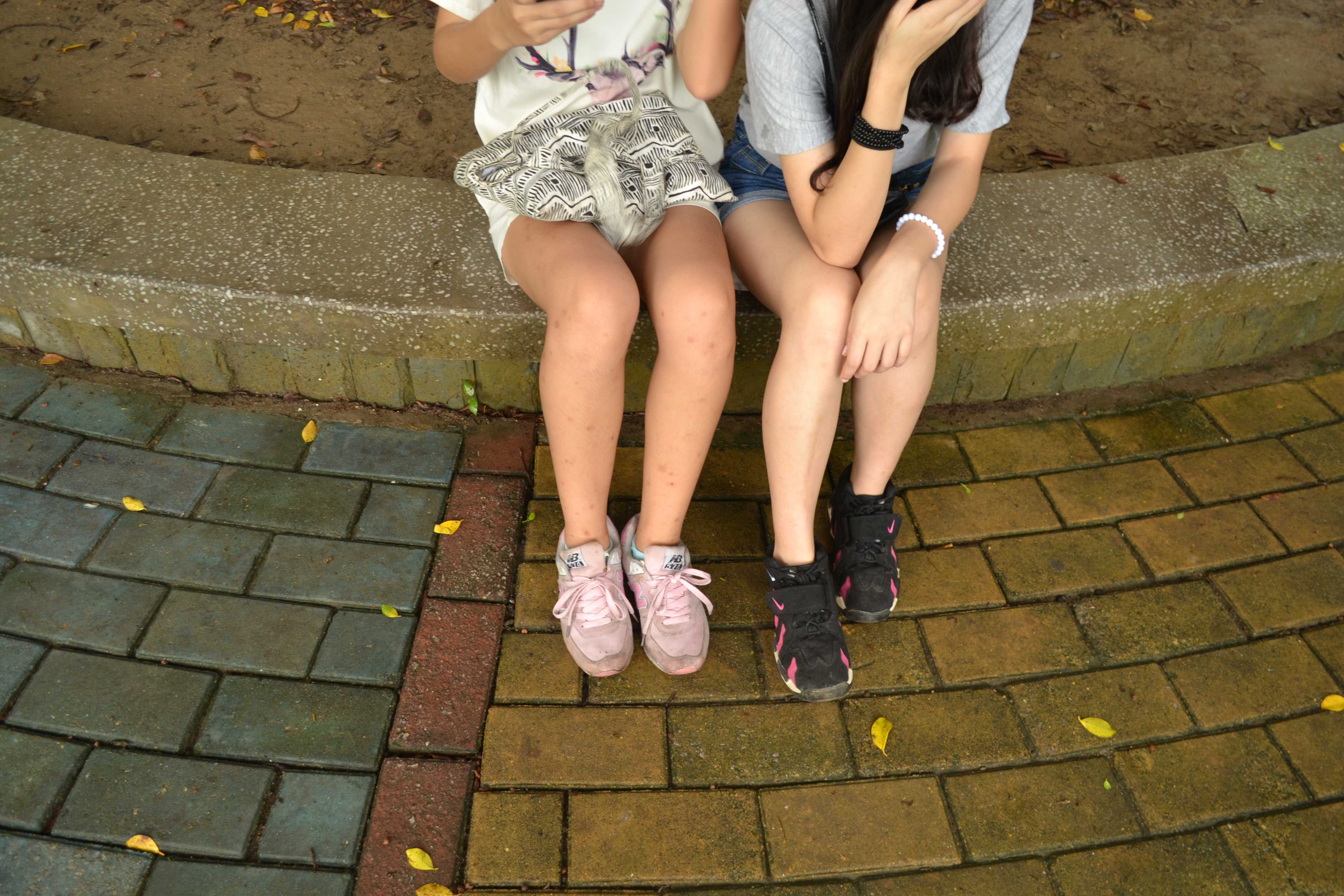 《三个青春期的少女脚丫》作品图