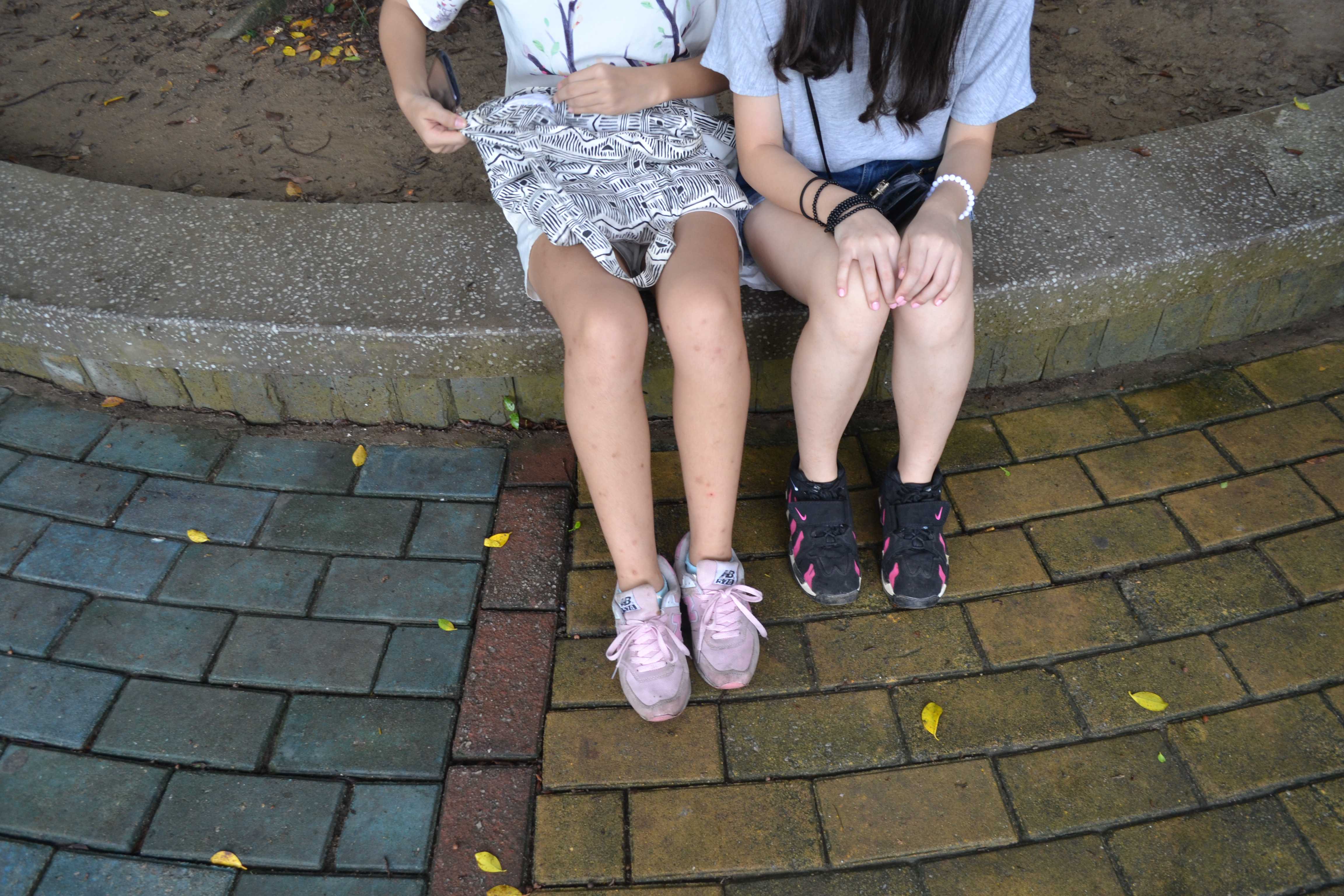 《三个青春期的少女脚丫》作品图
