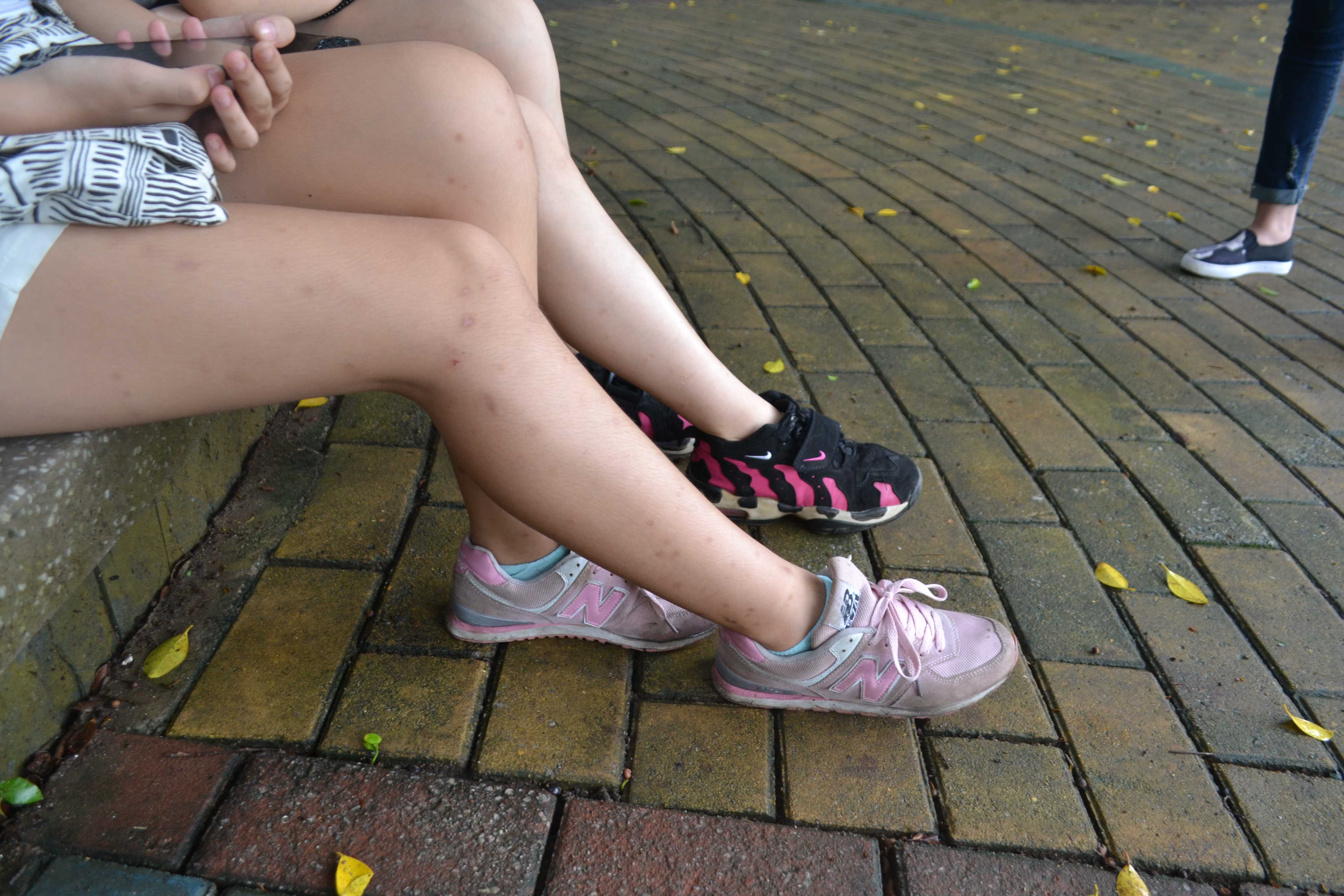 《三个青春期的少女脚丫》作品图