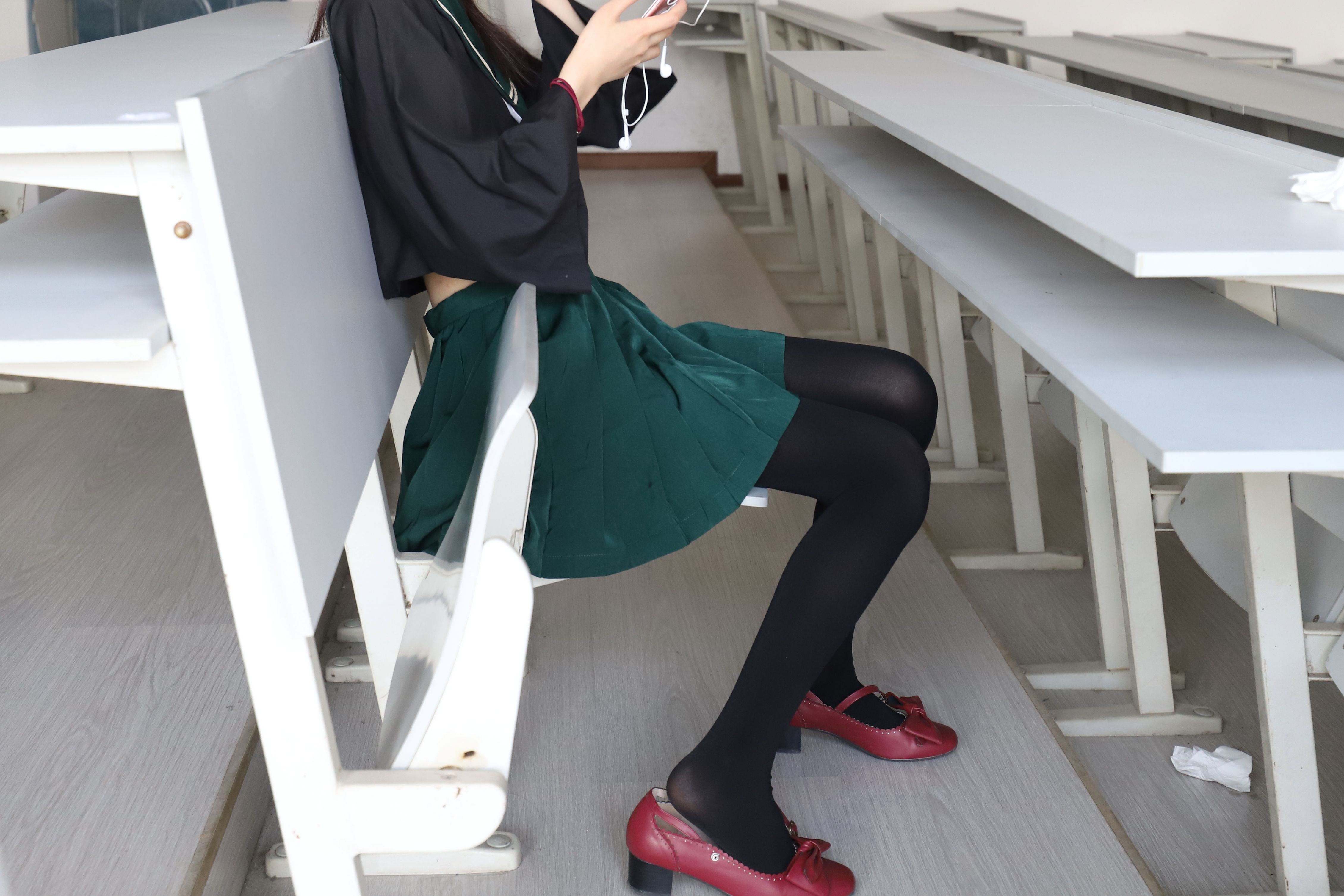 《日系Lolita软妹公主黑丝脚丫》作品图