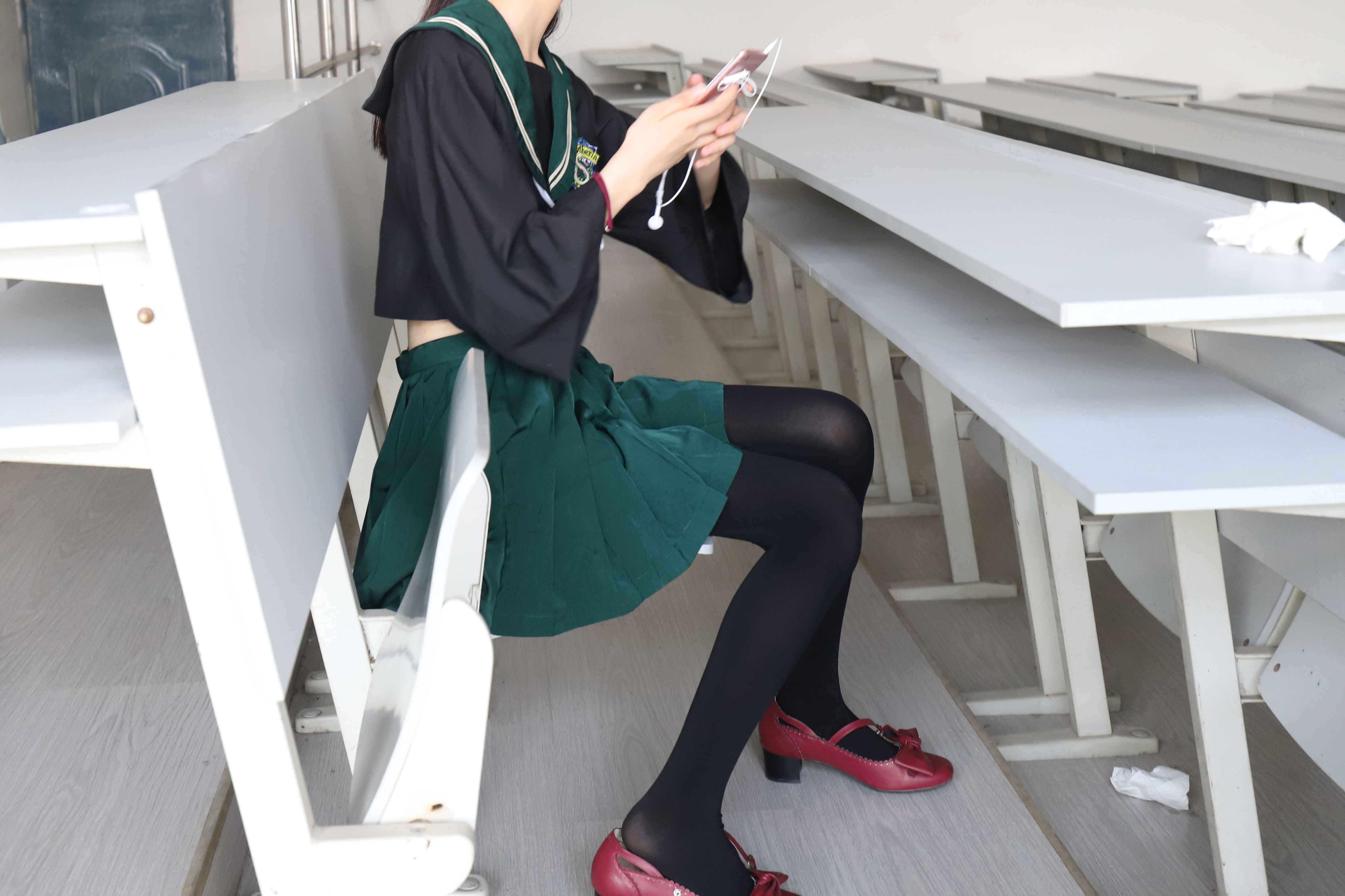 《日系Lolita软妹公主黑丝脚丫》作品图