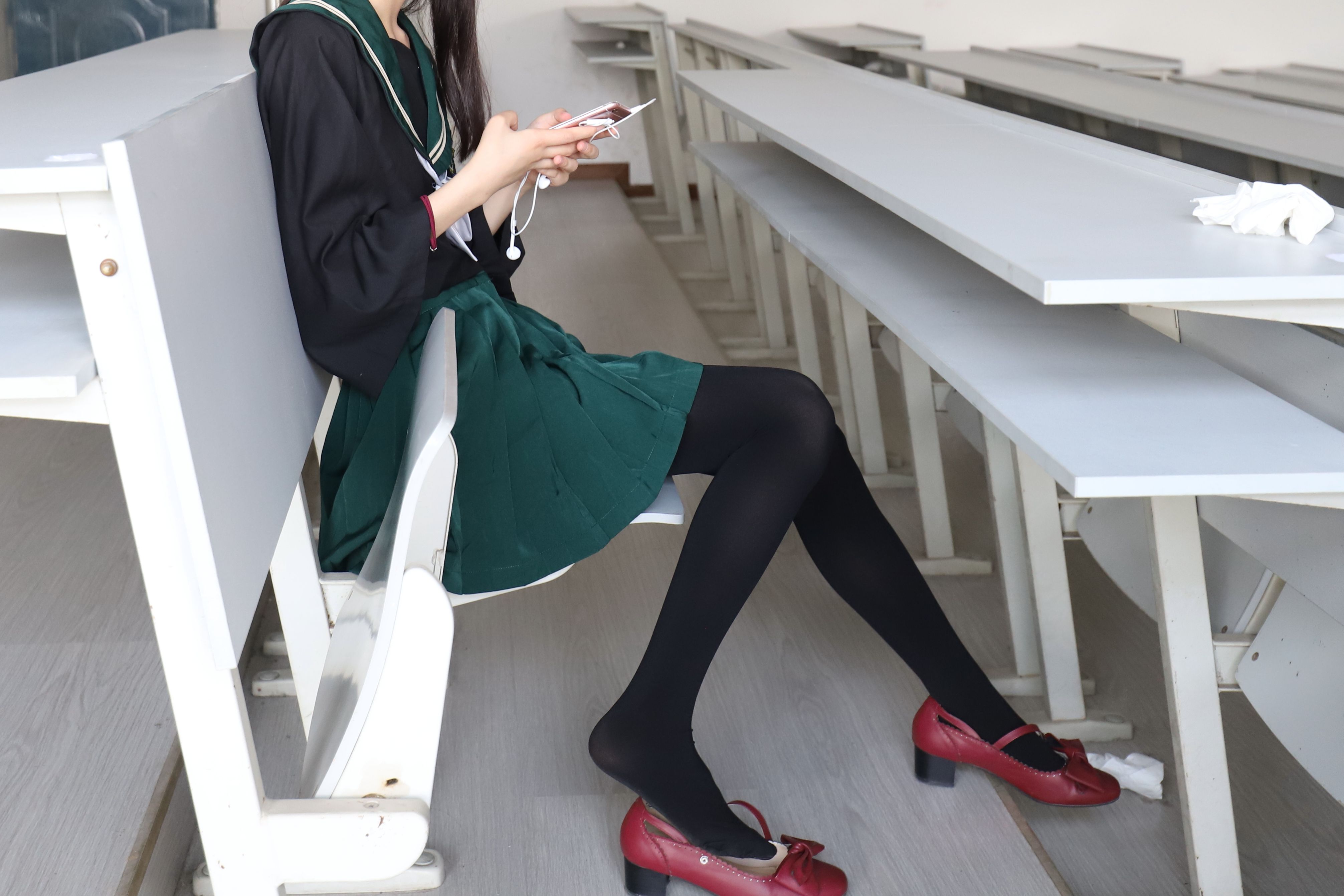 《日系Lolita软妹公主黑丝脚丫》作品图