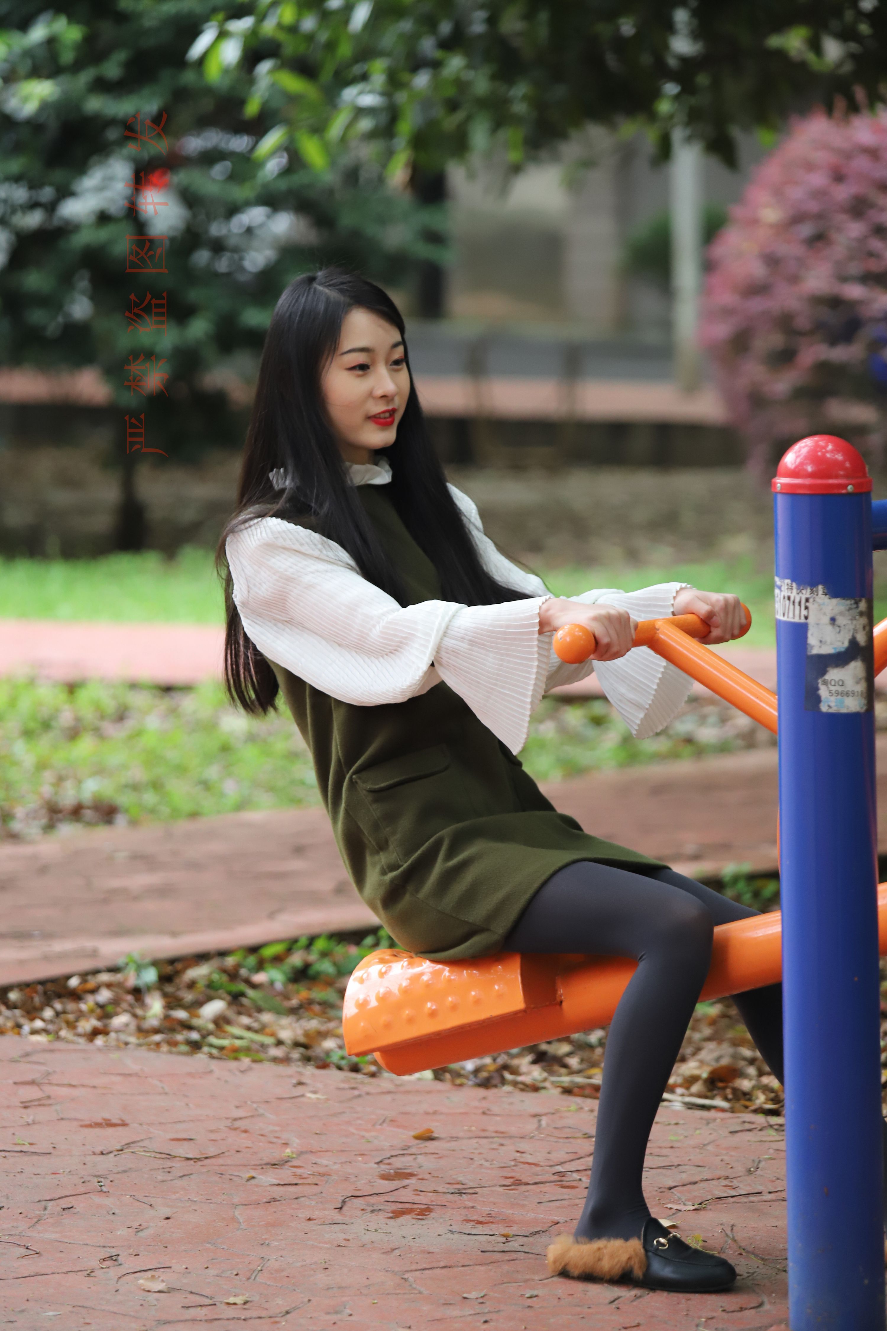 《运动后的黑丝脚丫》作品图