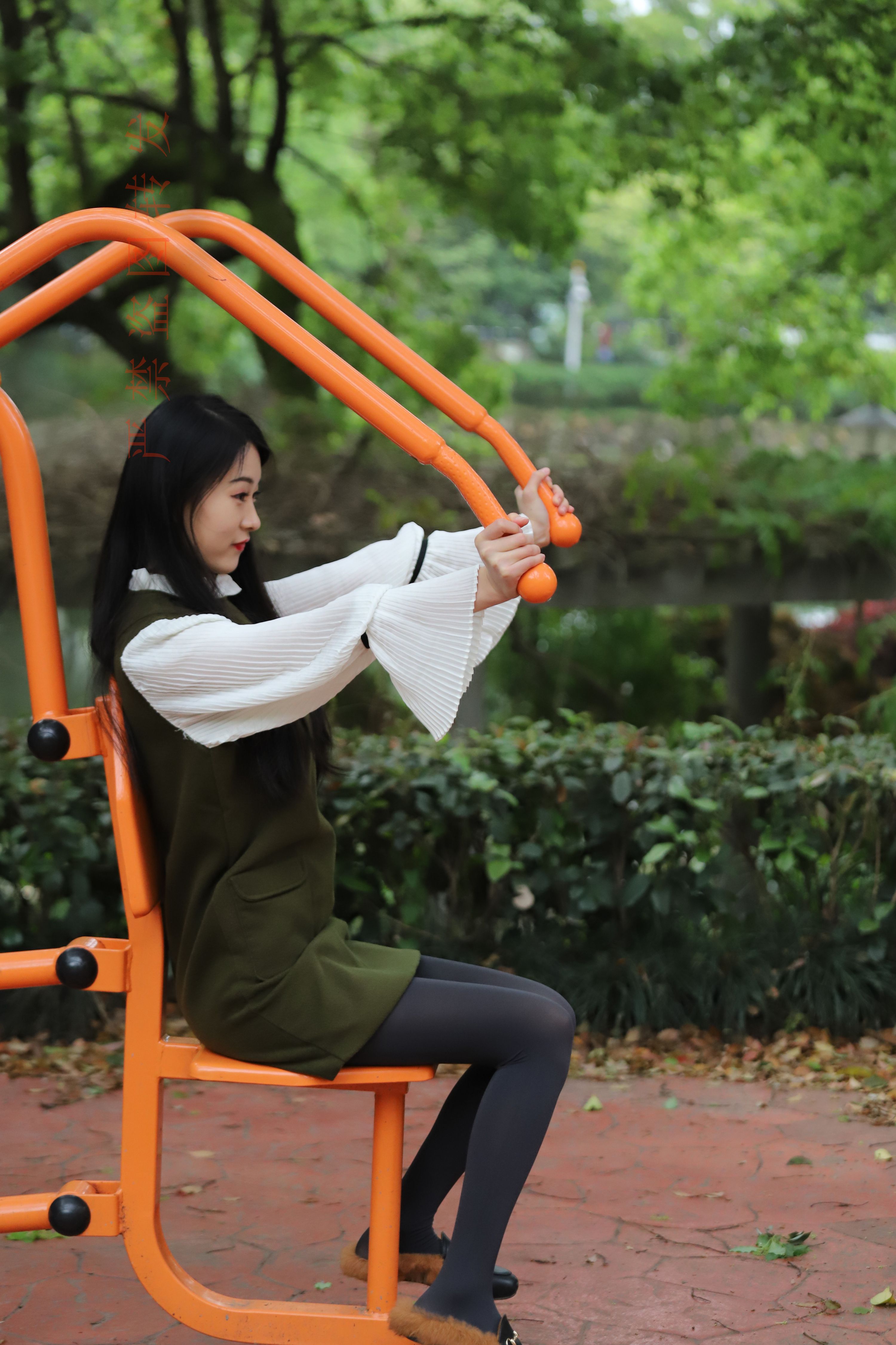 《运动后的黑丝脚丫》作品图