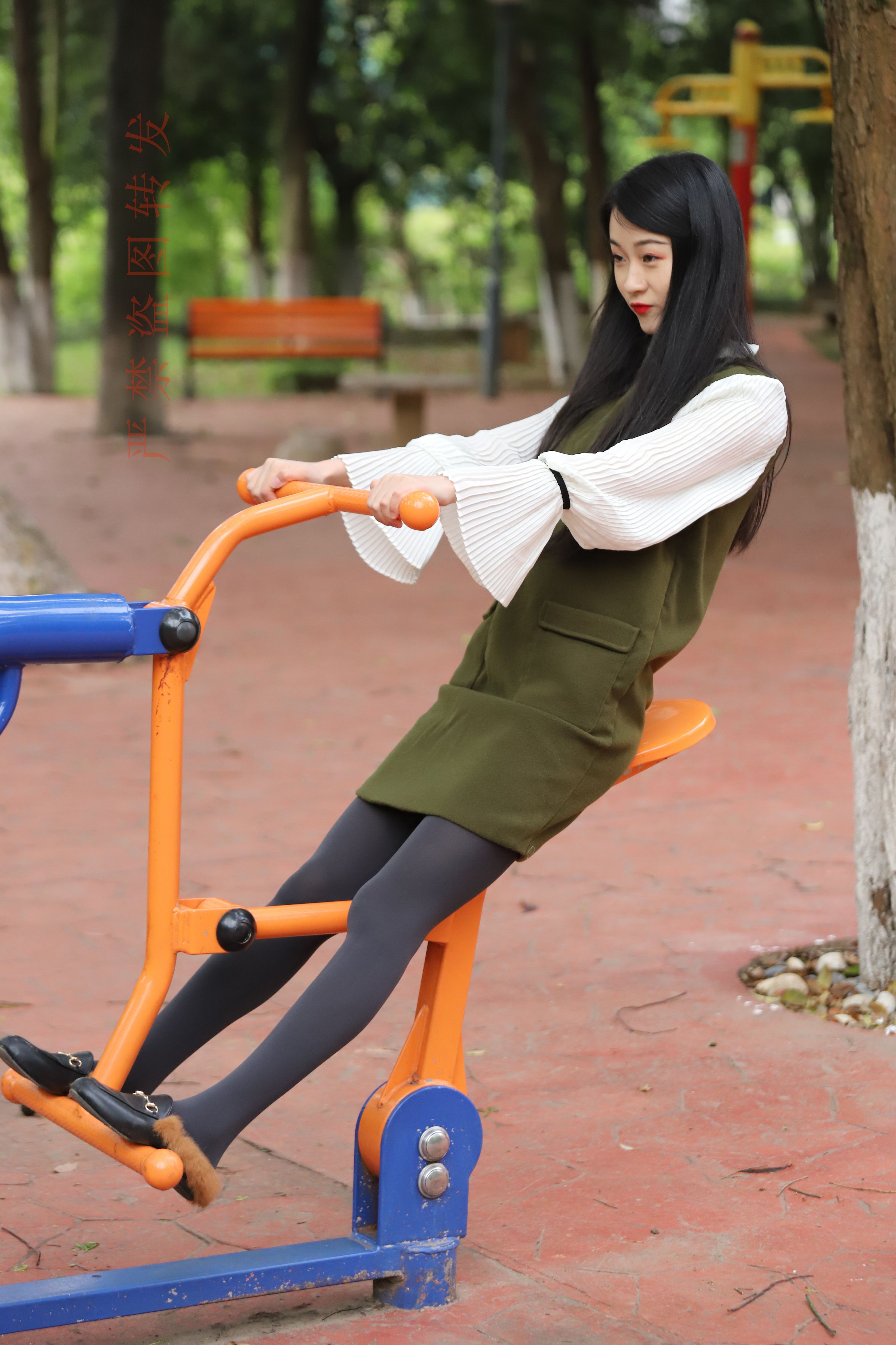 《运动后的黑丝脚丫》作品图