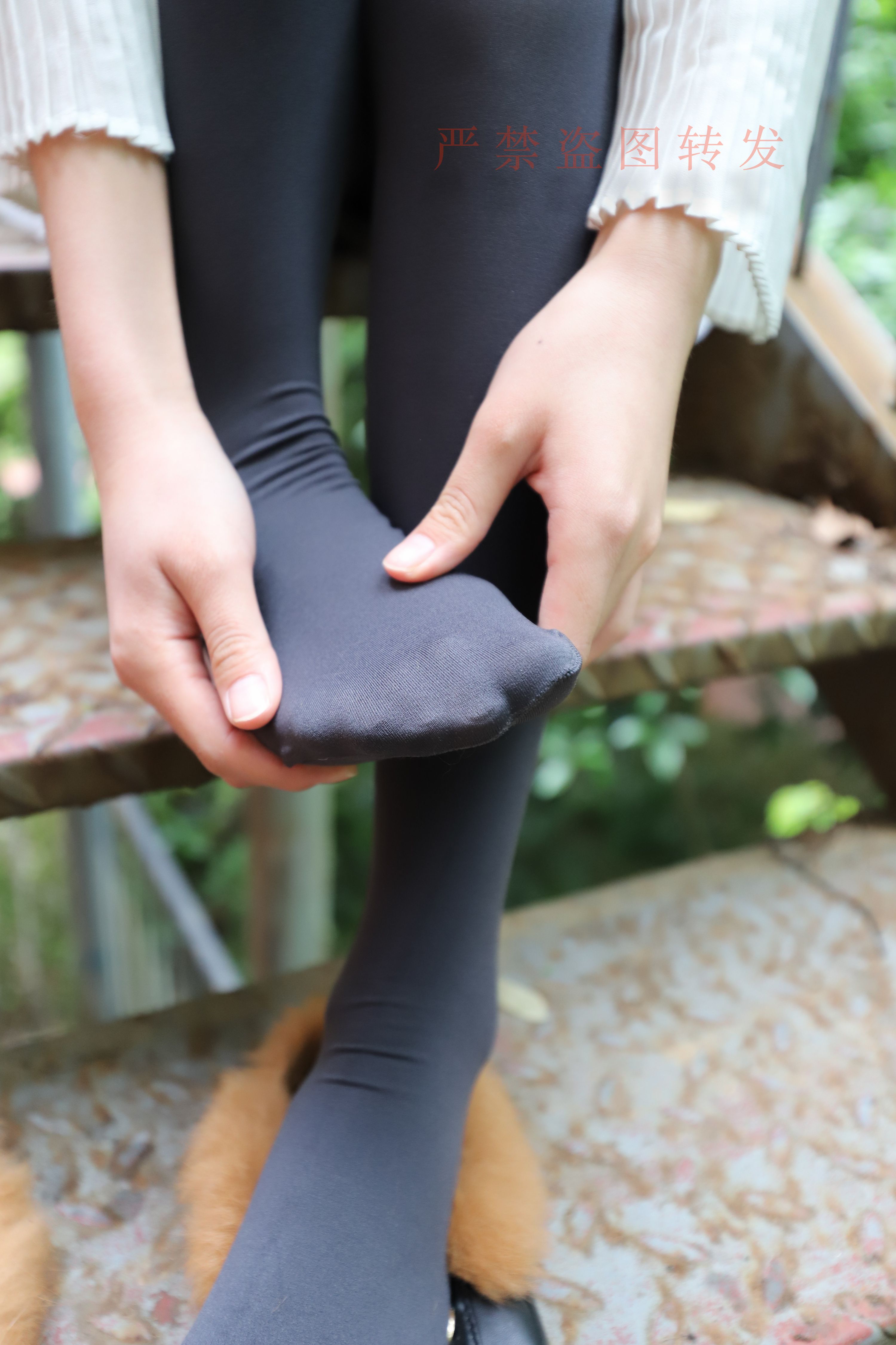 《运动后的黑丝脚丫》作品图