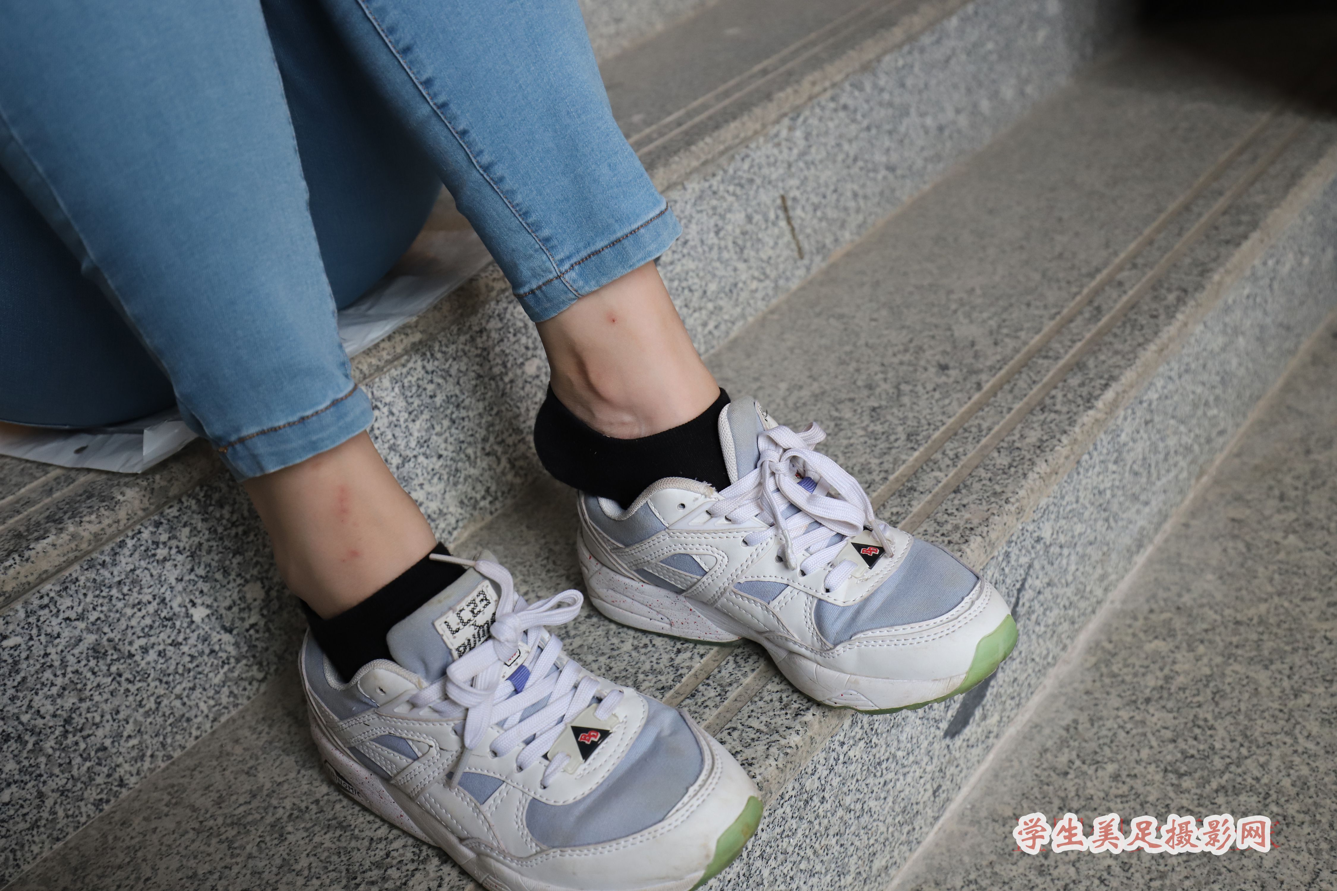 《学妹船袜脱袜全过程》作品图