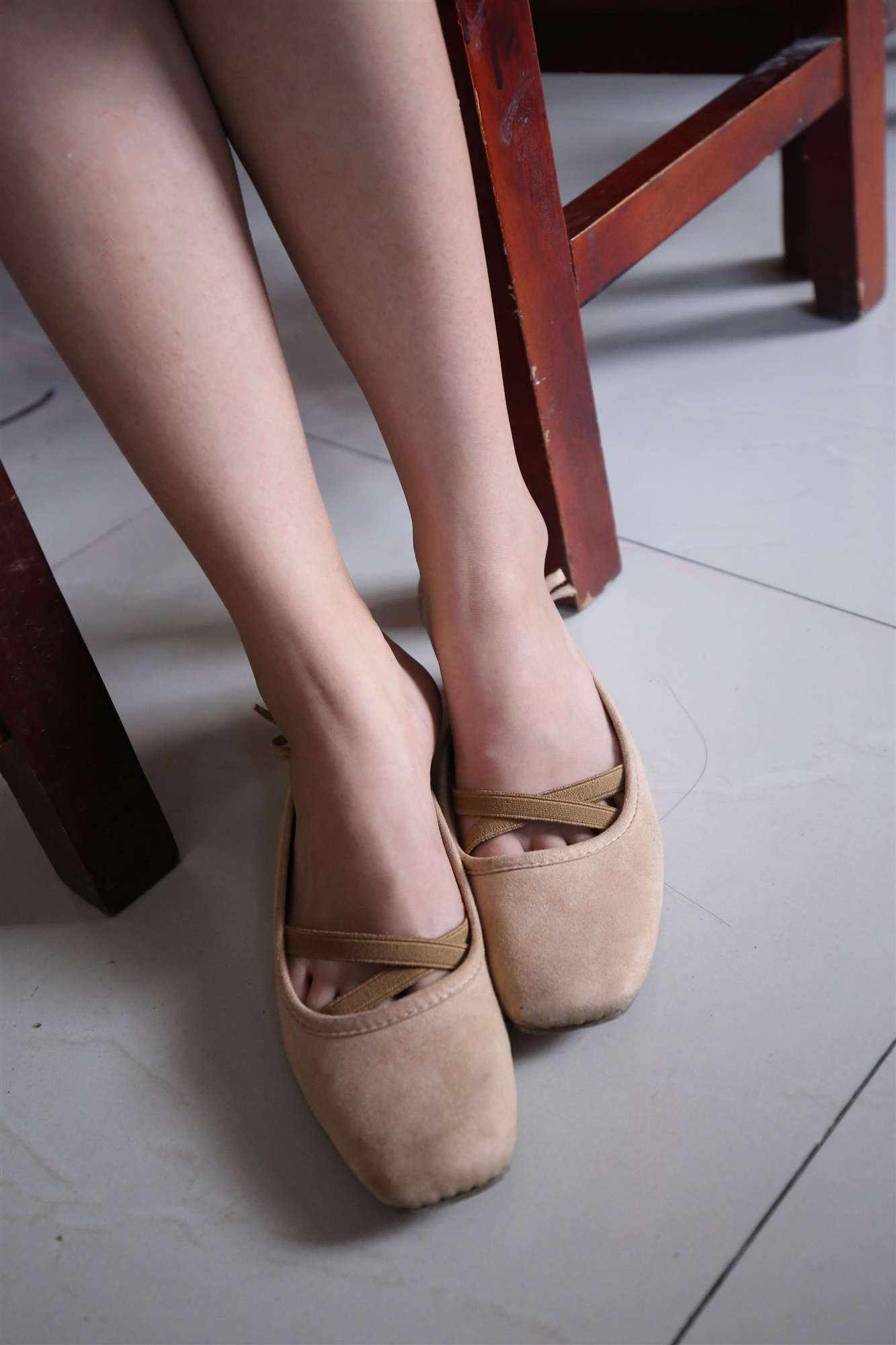 《教室冰丝の裸足》作品图