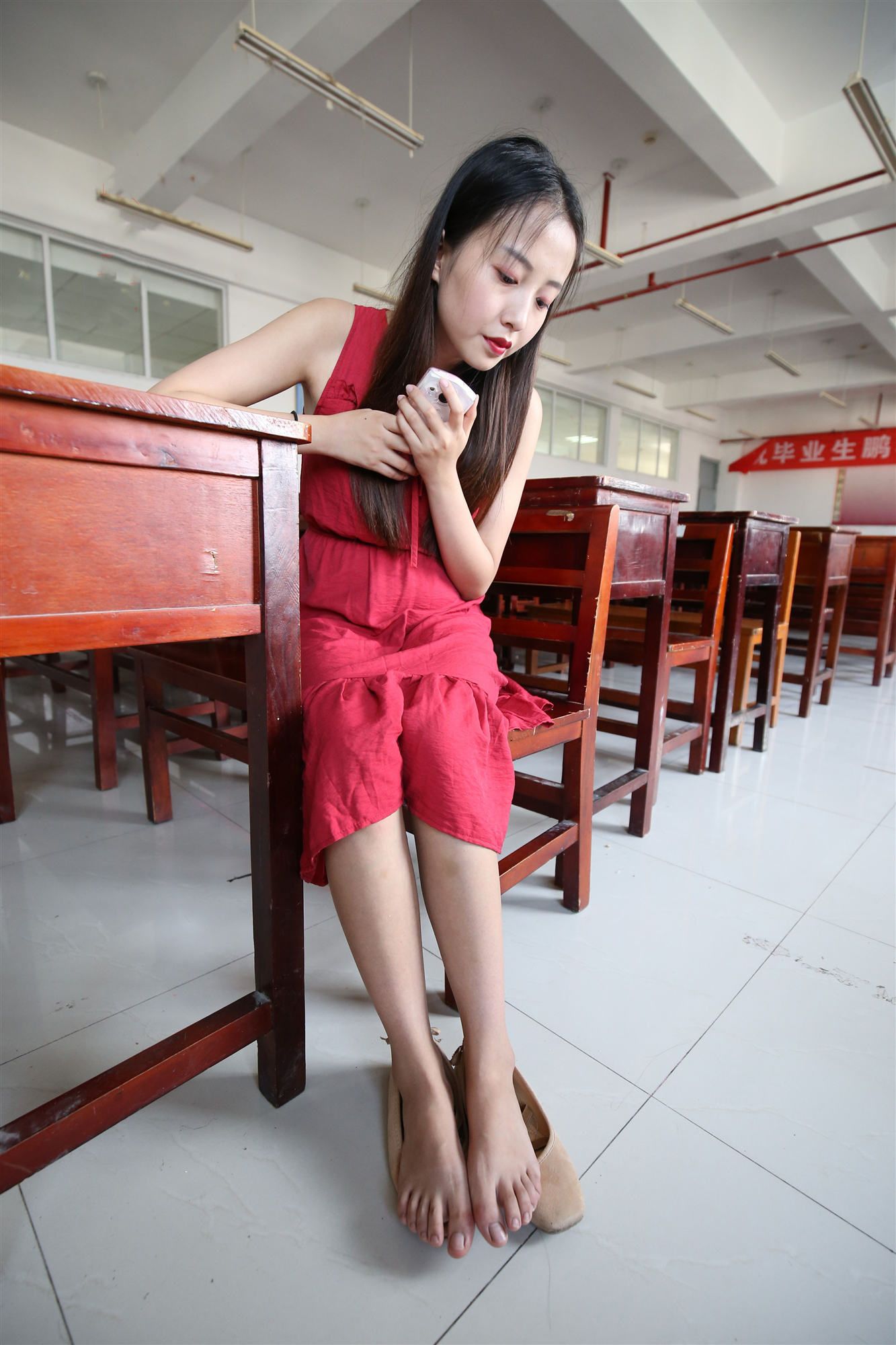 《教室冰丝の裸足》作品图