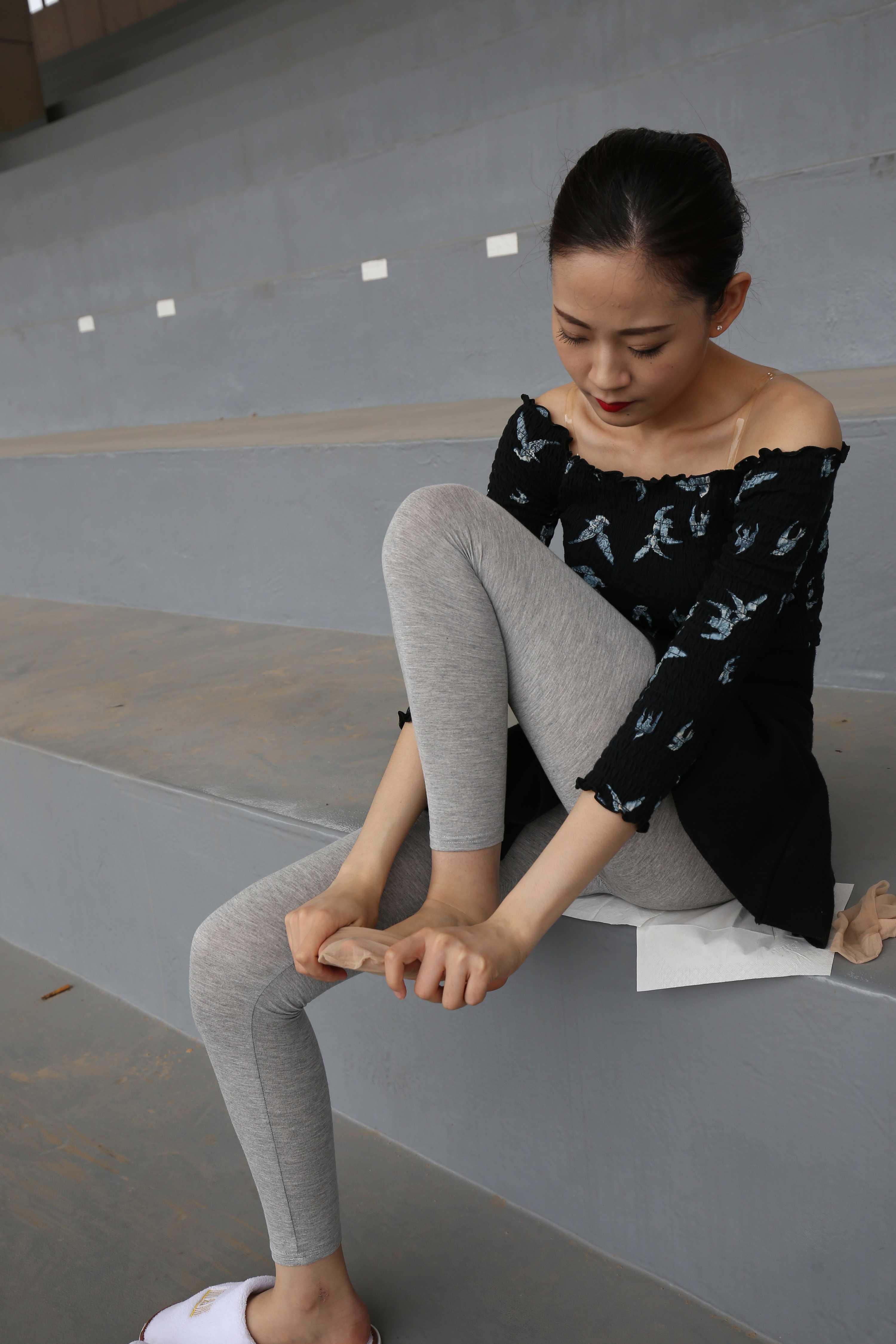 《大三学姐肉丝袜脚》作品图