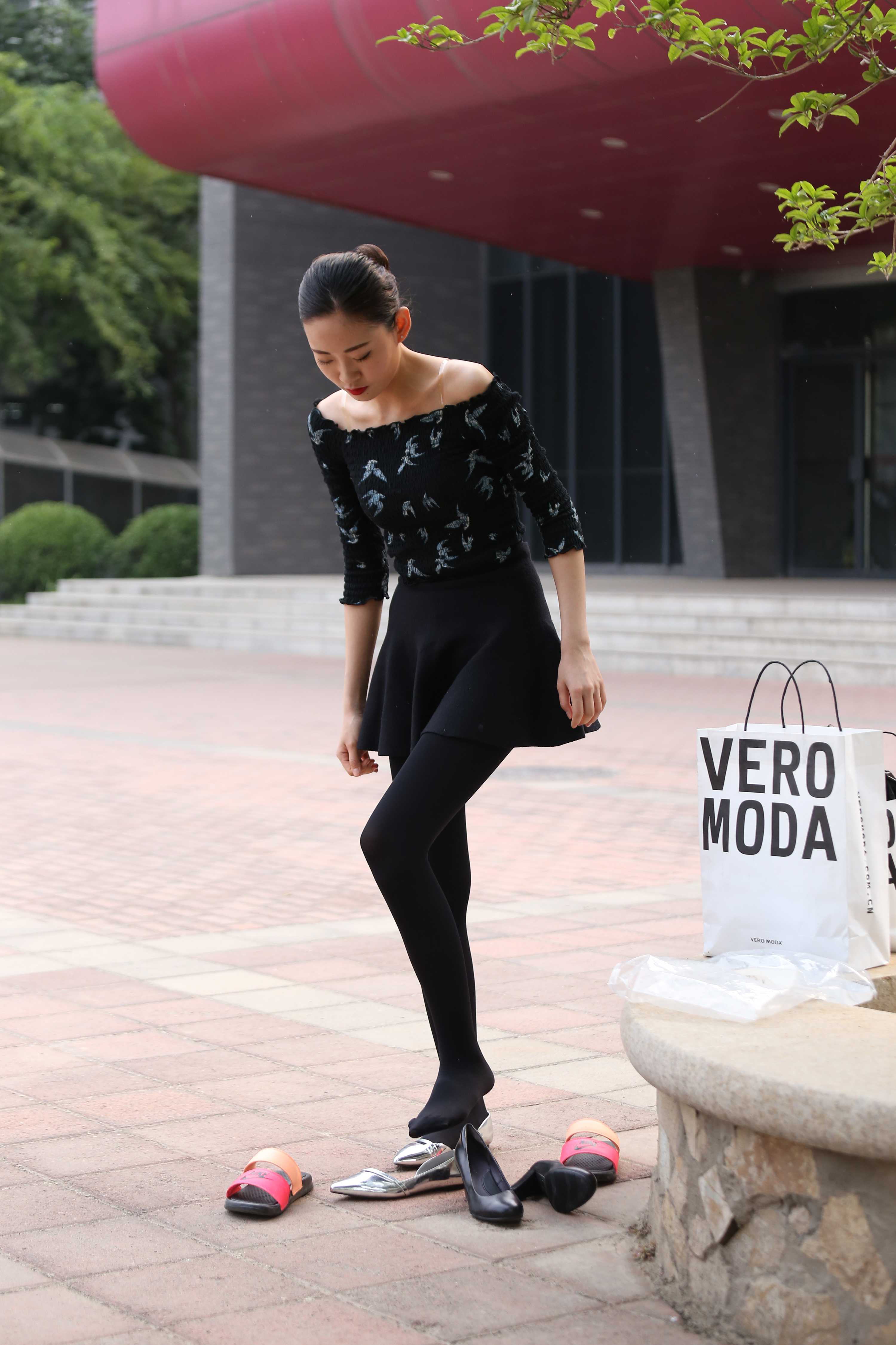 《学院小姐姐长丝脚上+一部视频》作品图