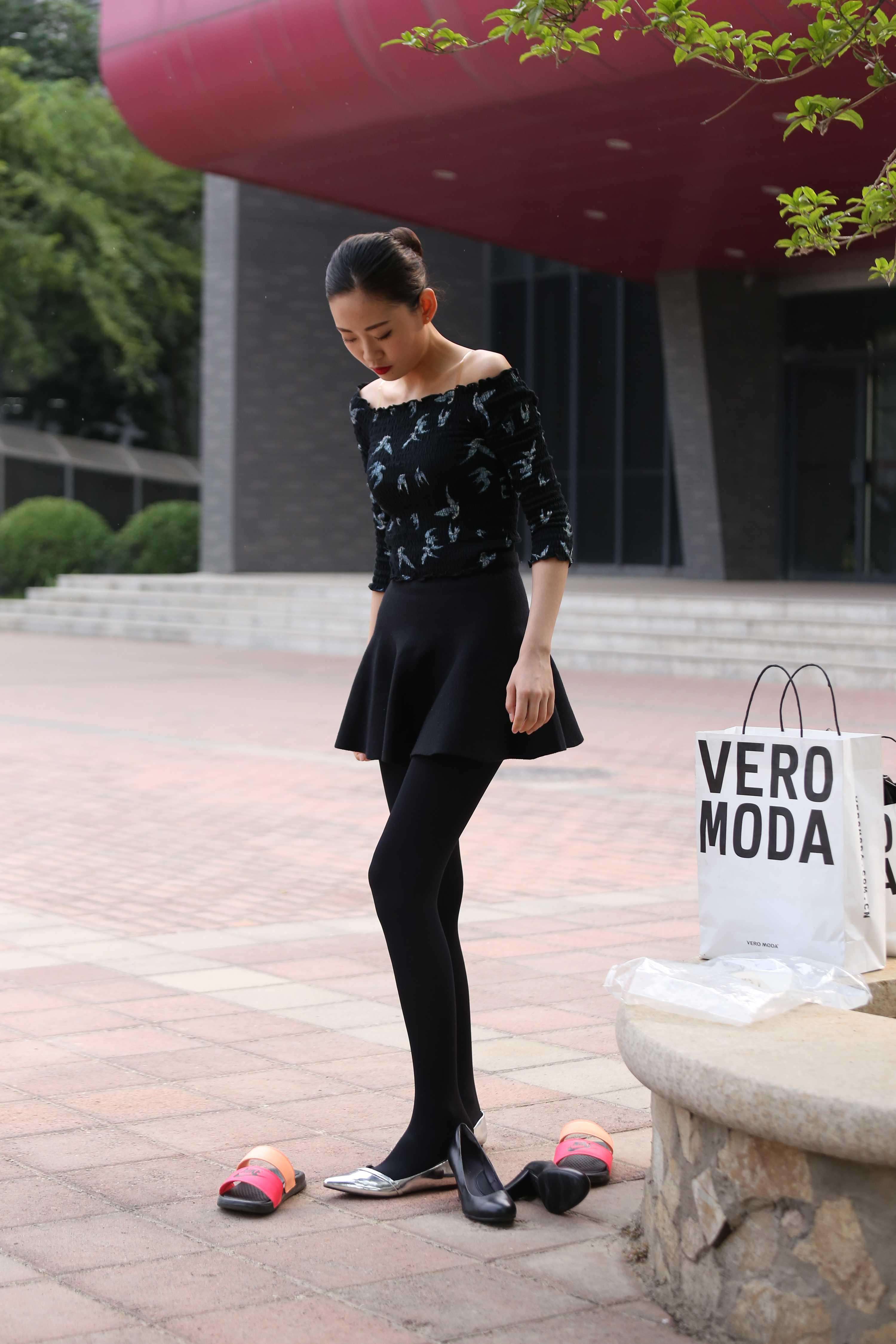 《学院小姐姐长丝脚上+一部视频》作品图