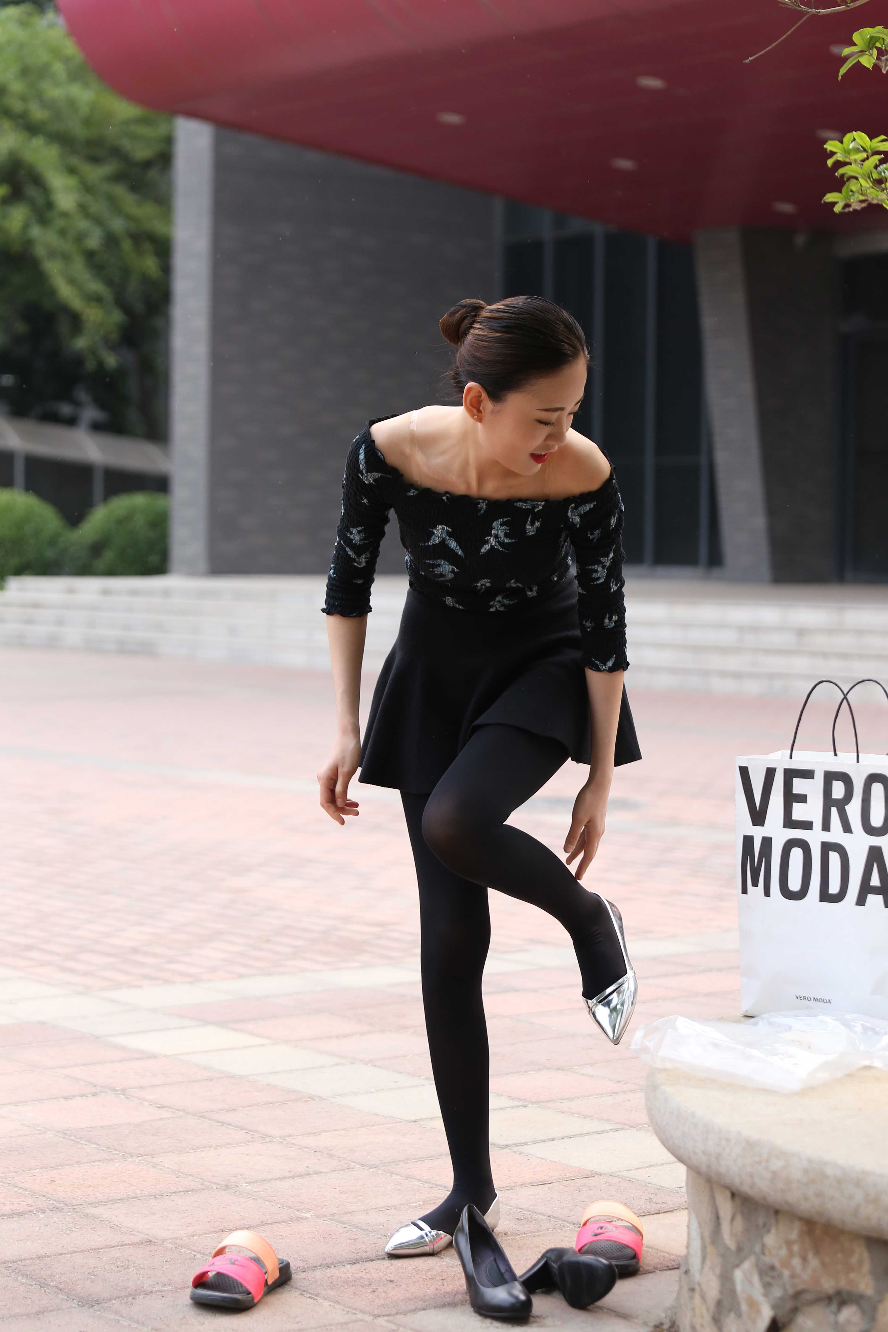 《学院小姐姐长丝脚上+一部视频》作品图